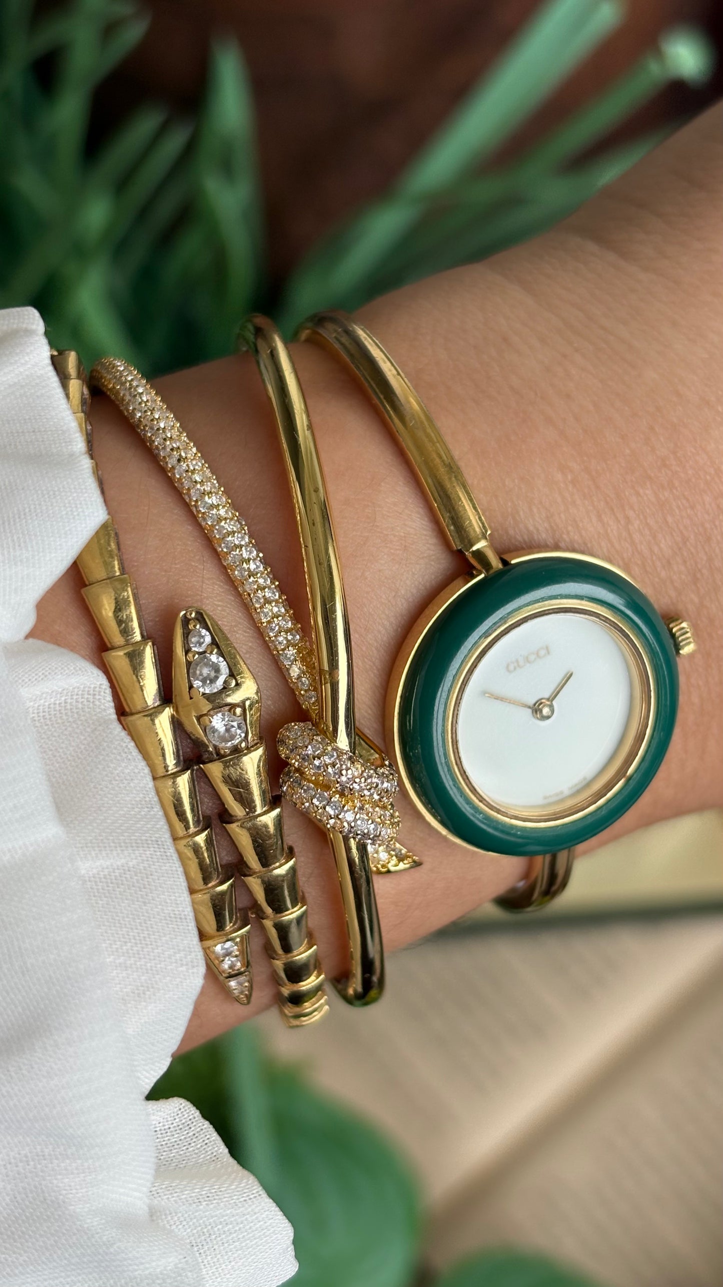 Vintage Gucci 1100L Interchangeable Bezel Set Bangle Watch in Gold Tone