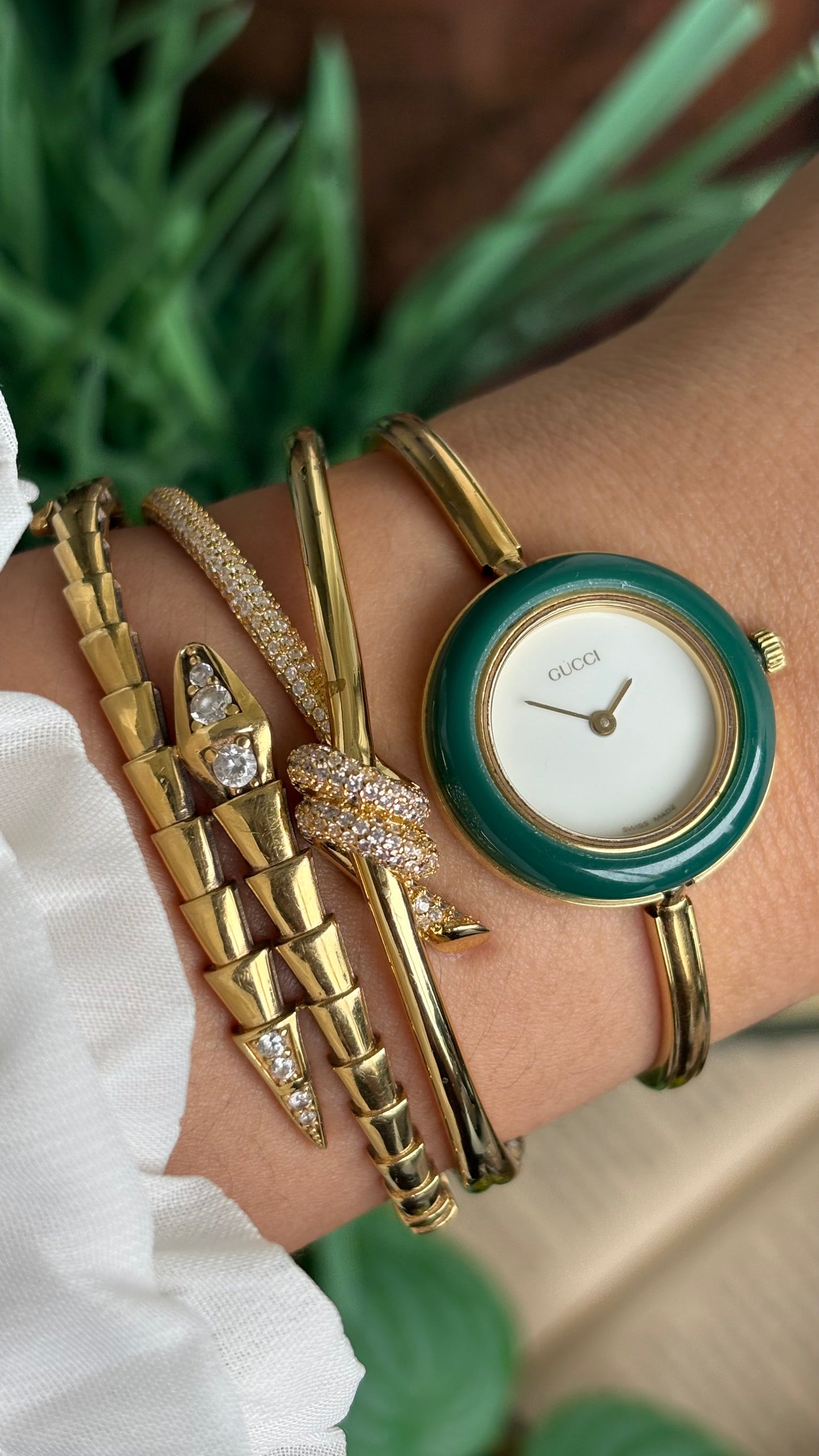 Vintage Gucci 1100L Interchangeable Bezel Set Bangle Watch in Gold Tone