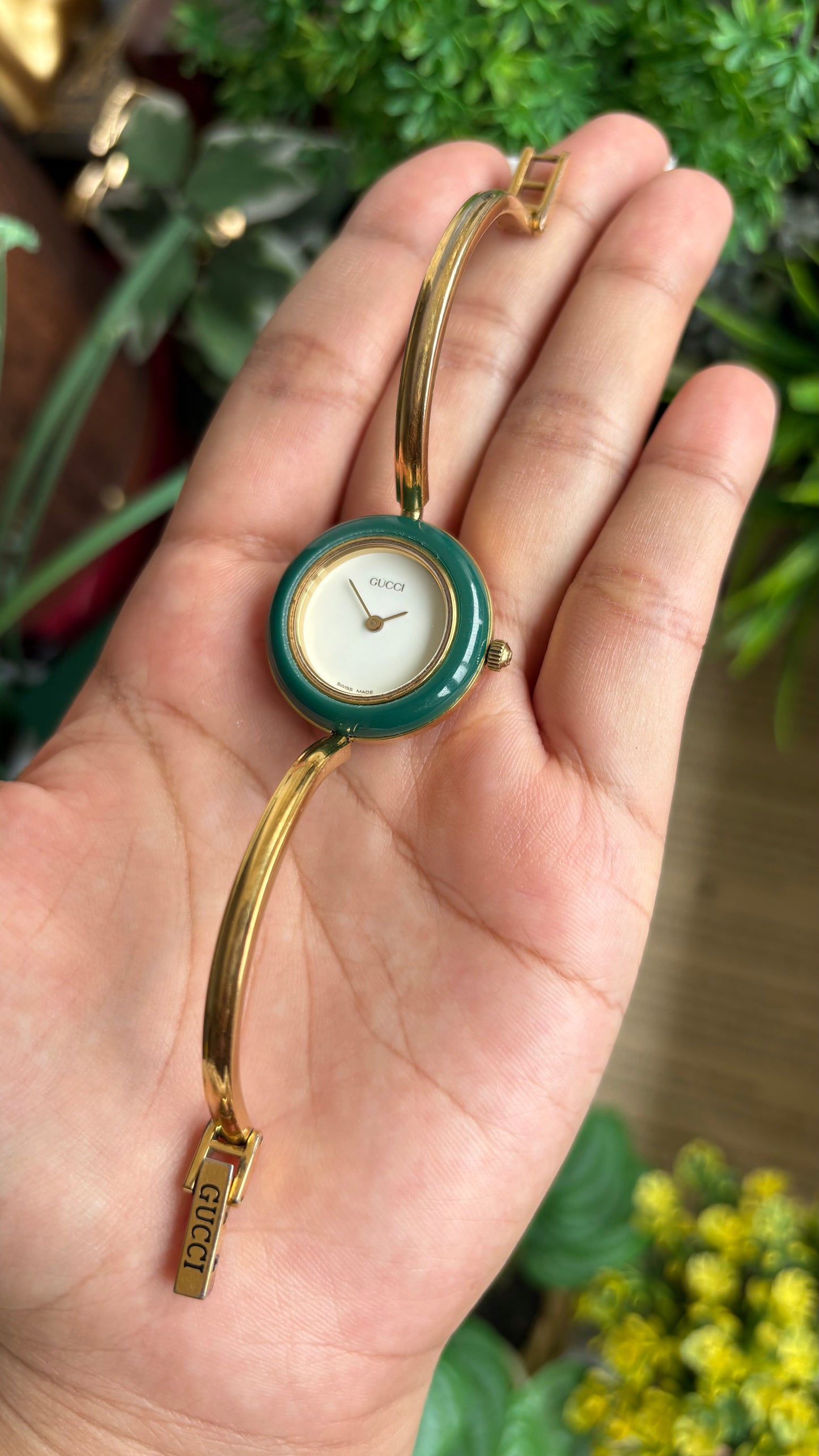 Vintage Gucci 1100L Interchangeable Bezel Set Bangle Watch in Gold Tone