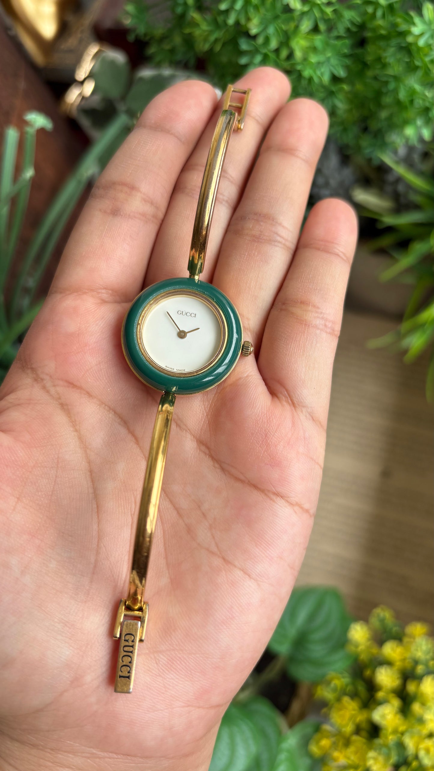 Vintage Gucci 1100L Interchangeable Bezel Set Bangle Watch in Gold Tone