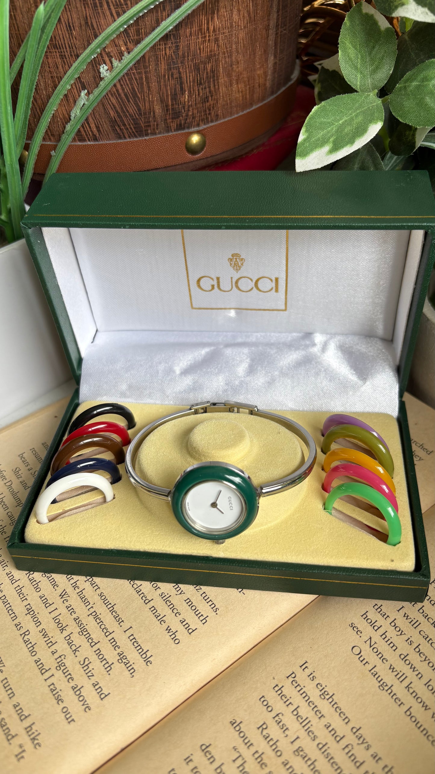 Vintage Gucci 1100L Interchangeable Bezel Set Bangle Watch in Silver Tone