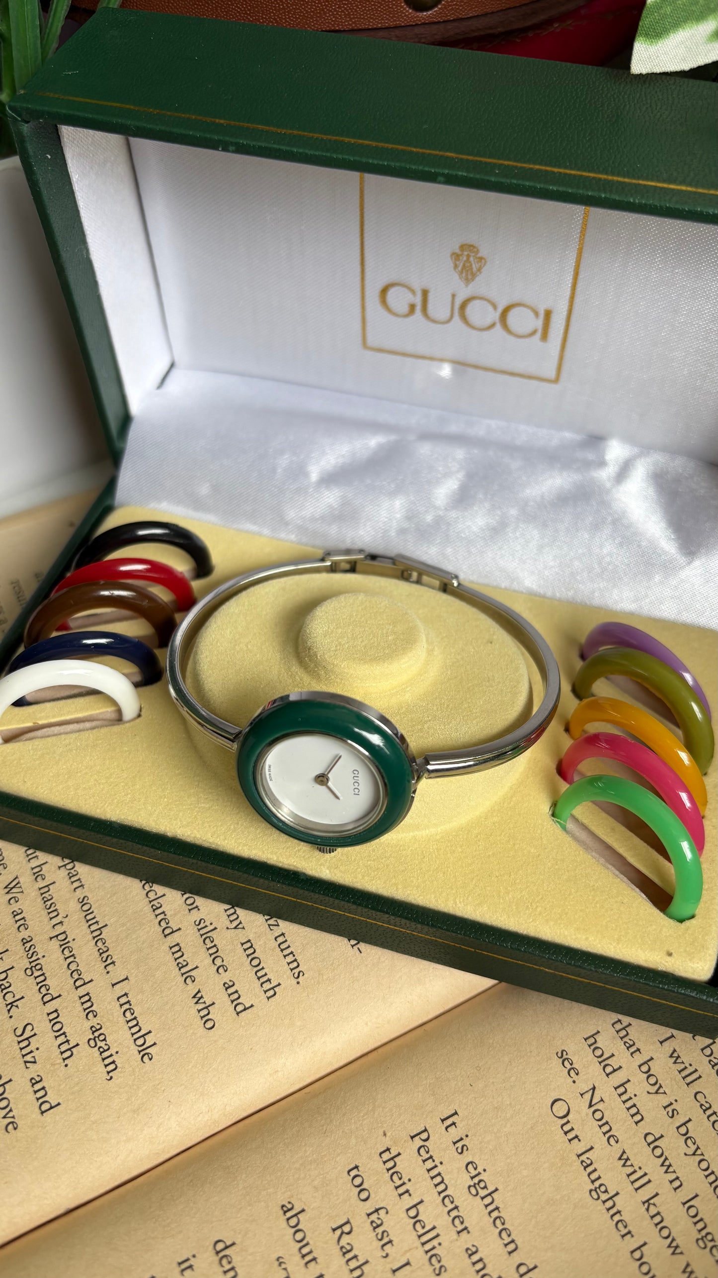 Vintage Gucci 1100L Interchangeable Bezel Set Bangle Watch in Silver Tone