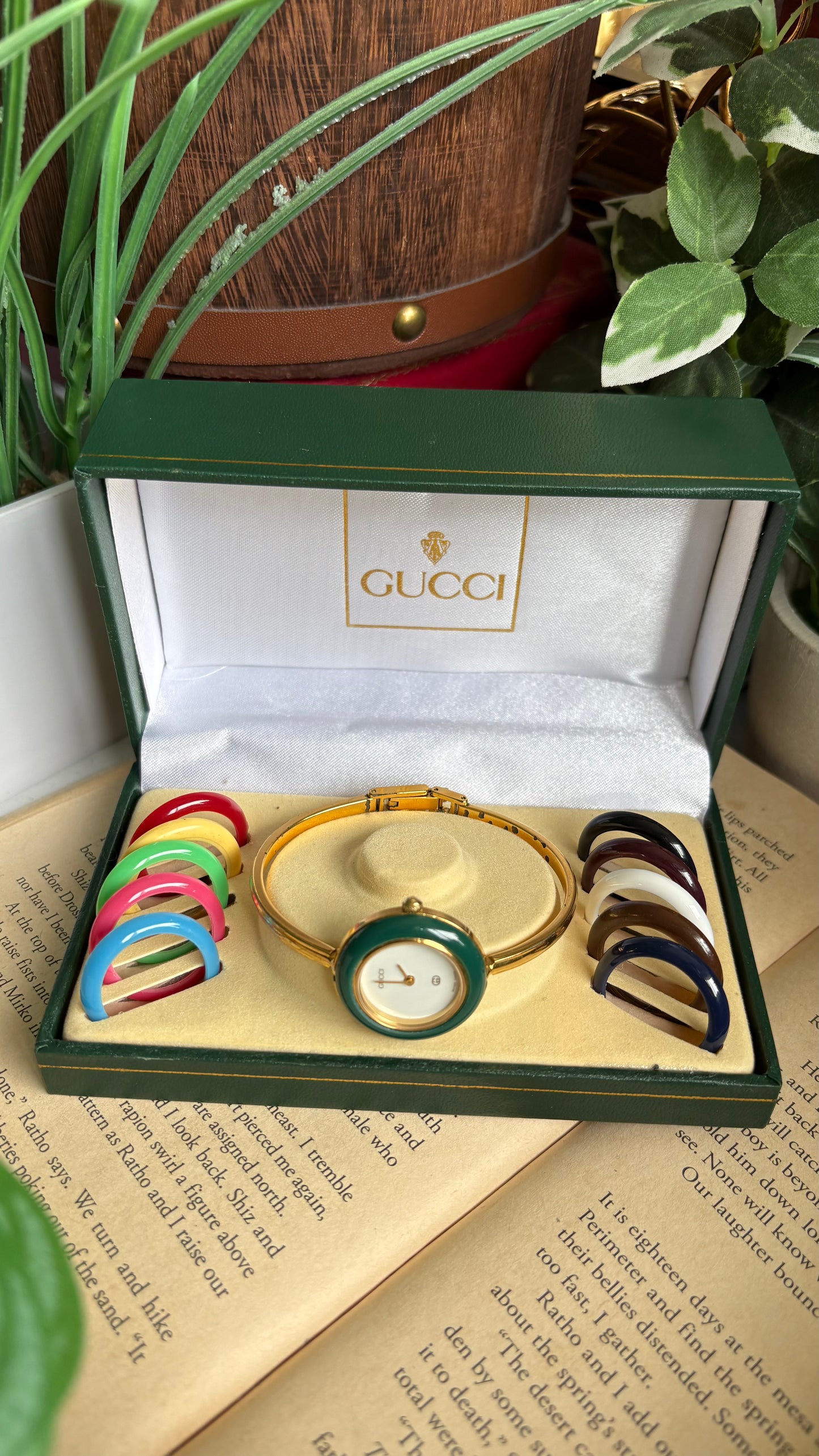 Vintage Gucci 1100L Interchangeable Bezel Set Bangle Watch in Gold Tone
