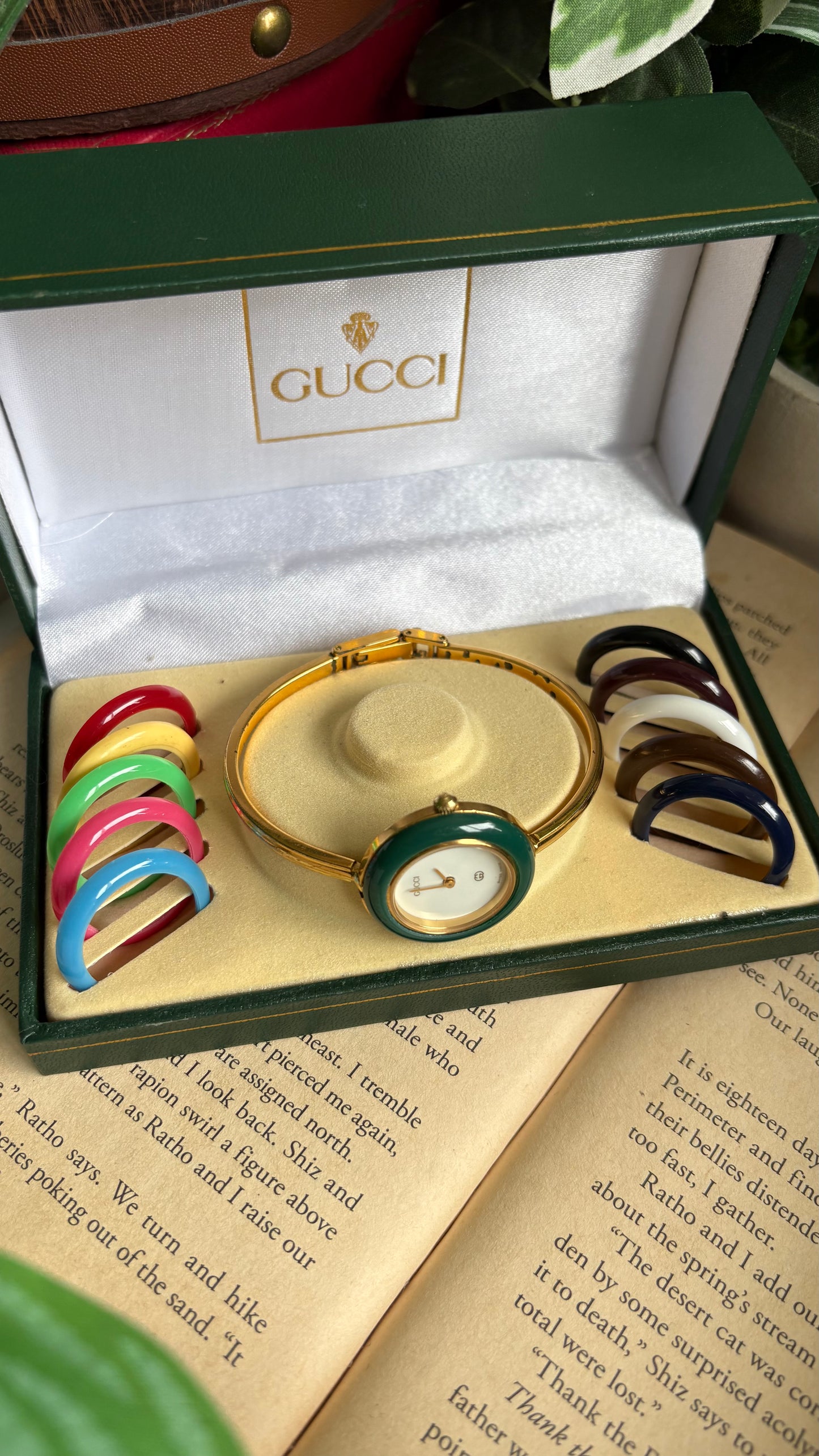 Vintage Gucci 1100L Interchangeable Bezel Set Bangle Watch in Gold Tone