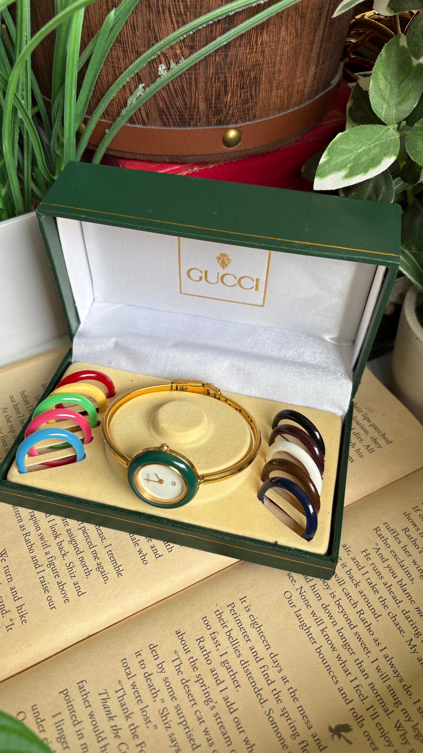 Vintage Gucci 1100L Interchangeable Bezel Set Bangle Watch in Gold Tone