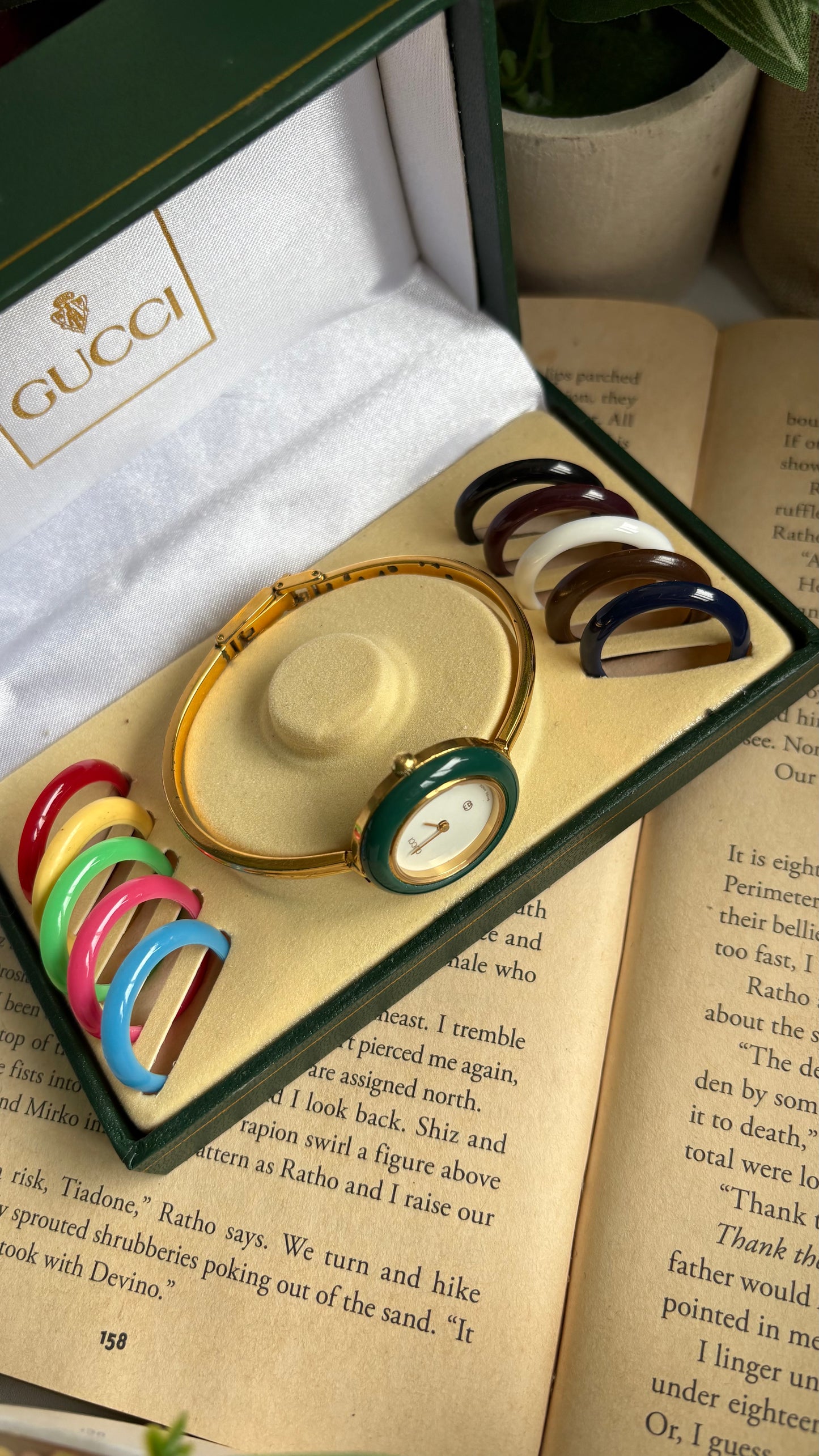Vintage Gucci 1100L Interchangeable Bezel Set Bangle Watch in Gold Tone