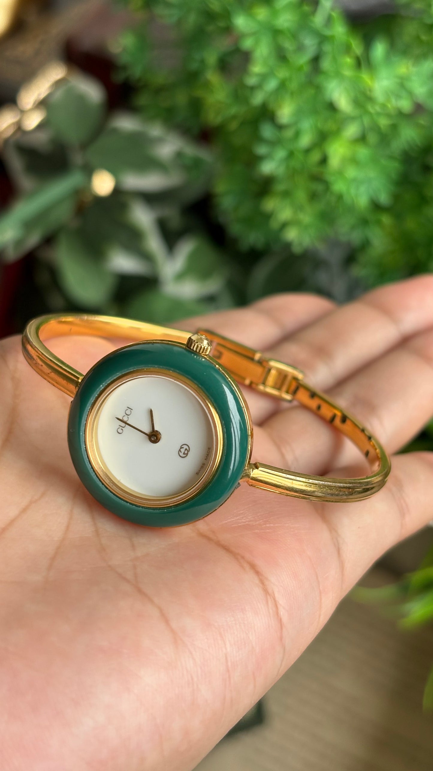 Vintage Gucci 1100L Interchangeable Bezel Set Bangle Watch in Gold Tone