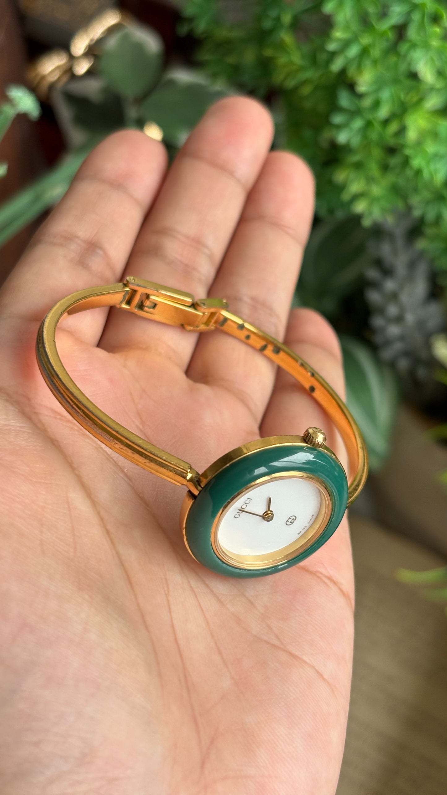 Vintage Gucci 1100L Interchangeable Bezel Set Bangle Watch in Gold Tone