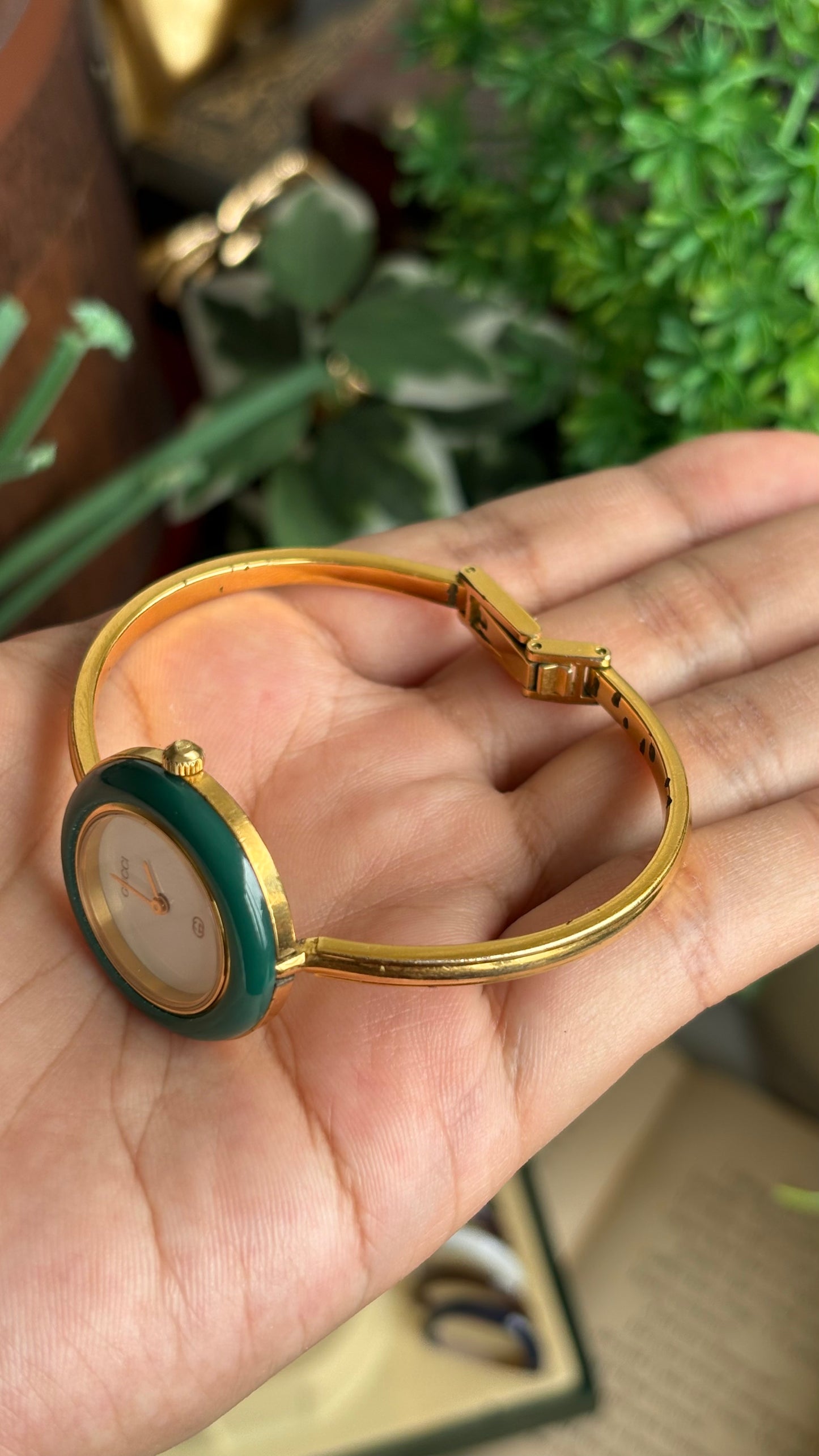Vintage Gucci 1100L Interchangeable Bezel Set Bangle Watch in Gold Tone