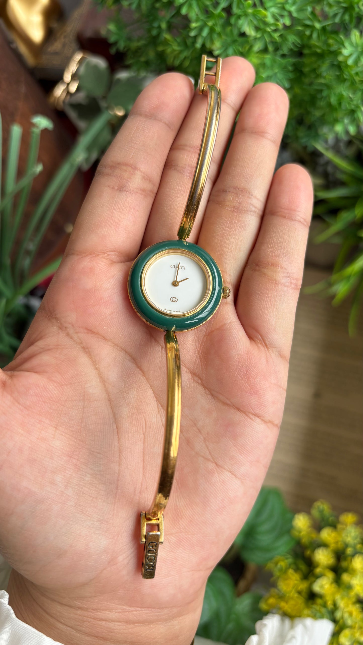 Vintage Gucci 1100L Interchangeable Bezel Set Bangle Watch in Gold Tone