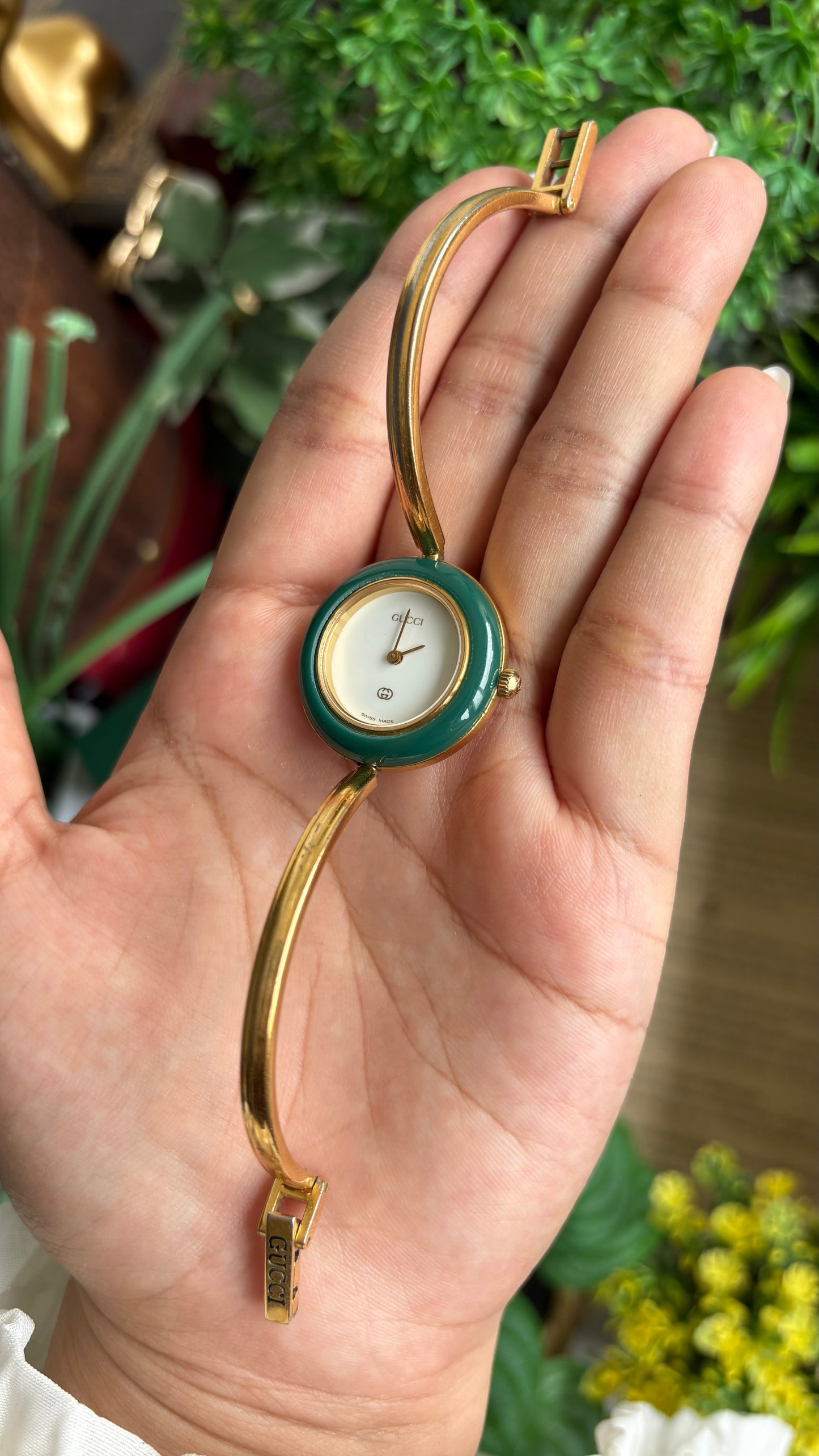 Vintage Gucci 1100L Interchangeable Bezel Set Bangle Watch in Gold Tone