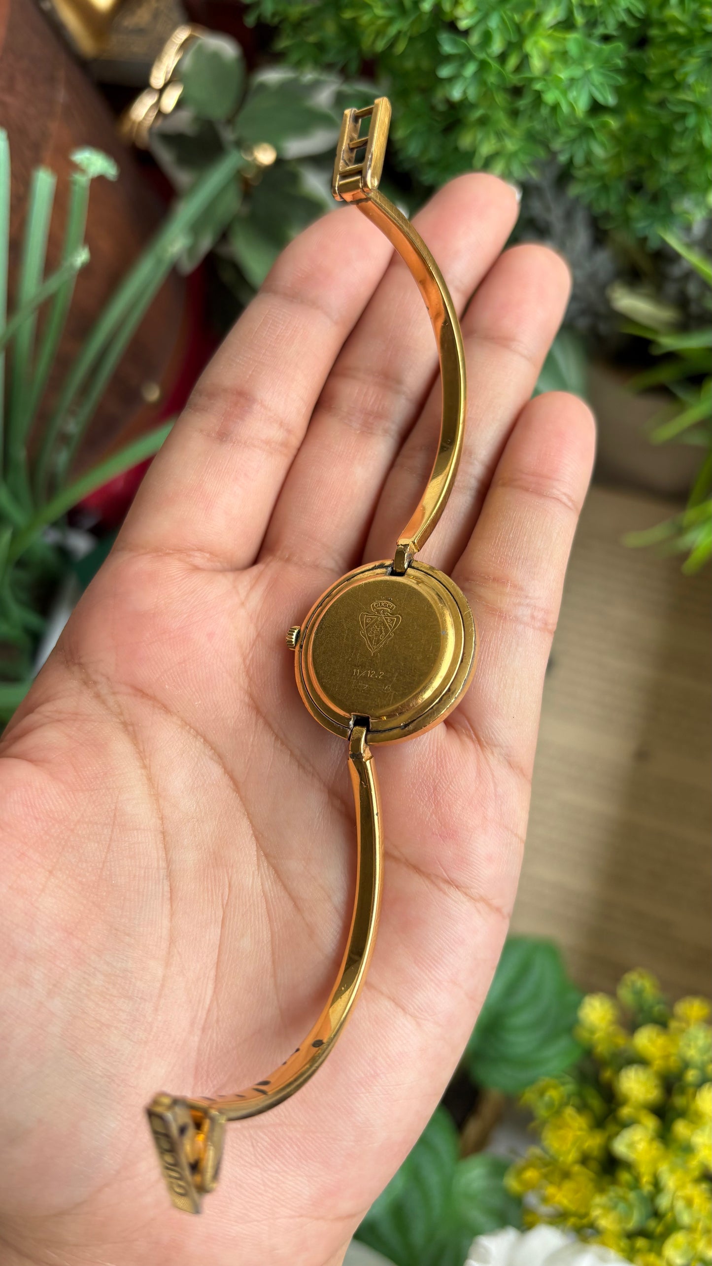 Vintage Gucci 1100L Interchangeable Bezel Set Bangle Watch in Gold Tone