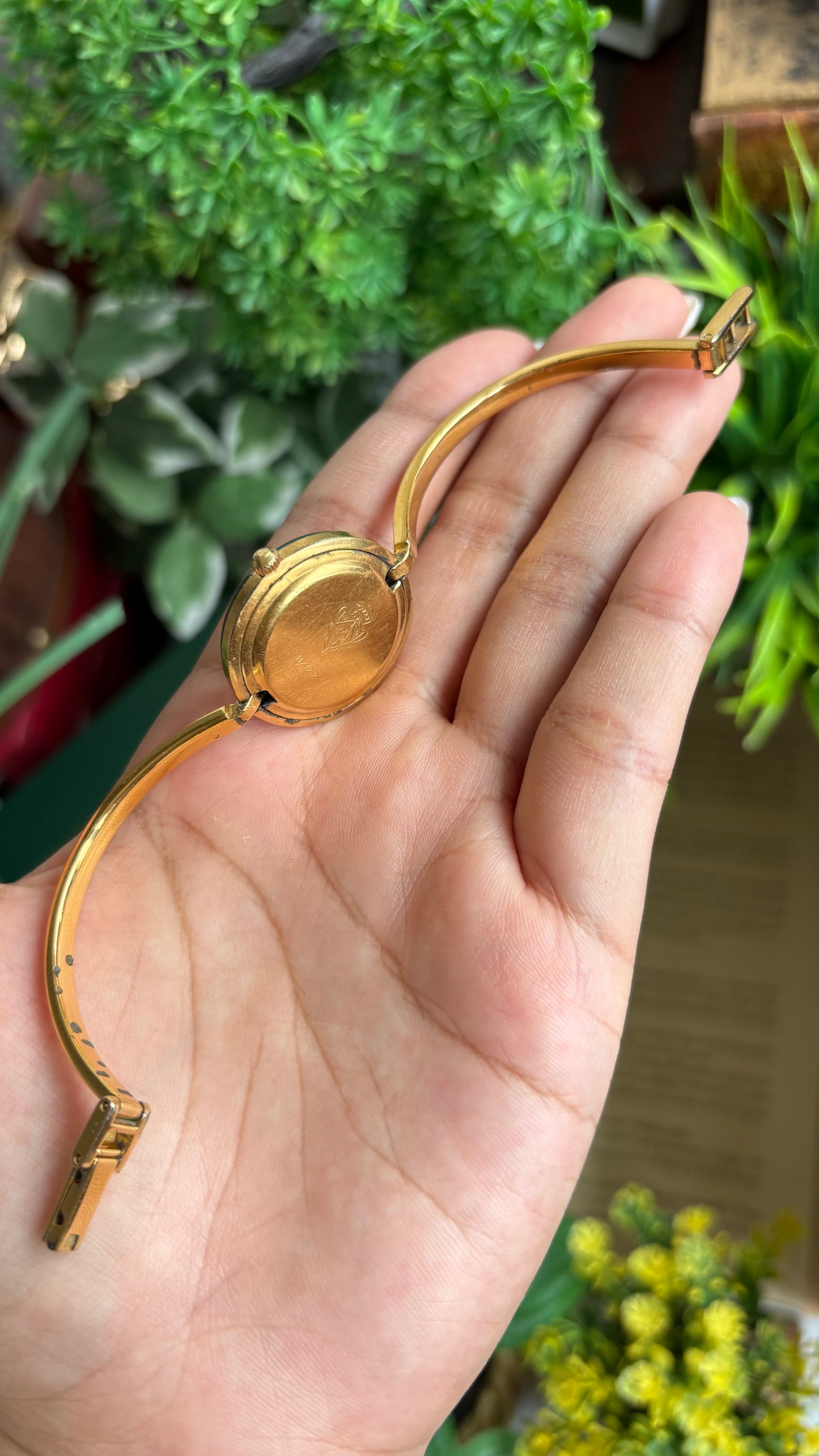Vintage Gucci 1100L Interchangeable Bezel Set Bangle Watch in Gold Tone