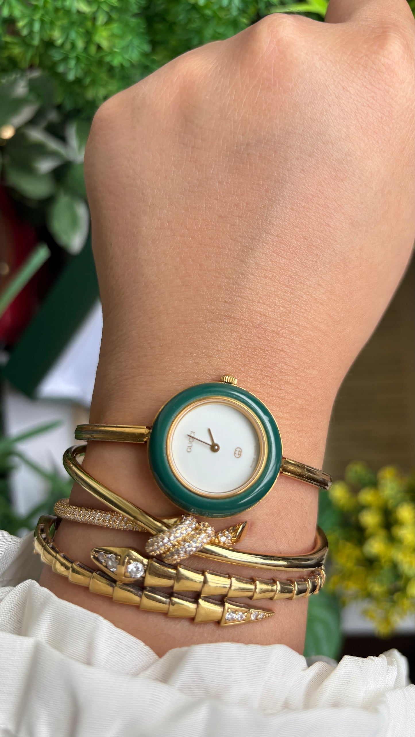 Vintage Gucci 1100L Interchangeable Bezel Set Bangle Watch in Gold Tone