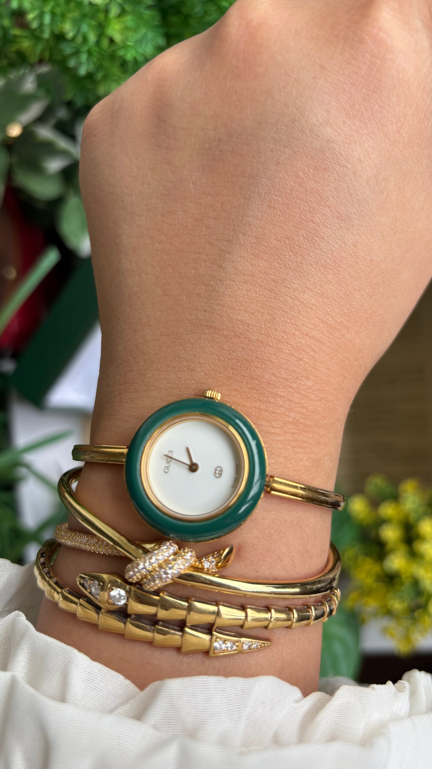 Vintage Gucci 1100L Interchangeable Bezel Set Bangle Watch in Gold Tone