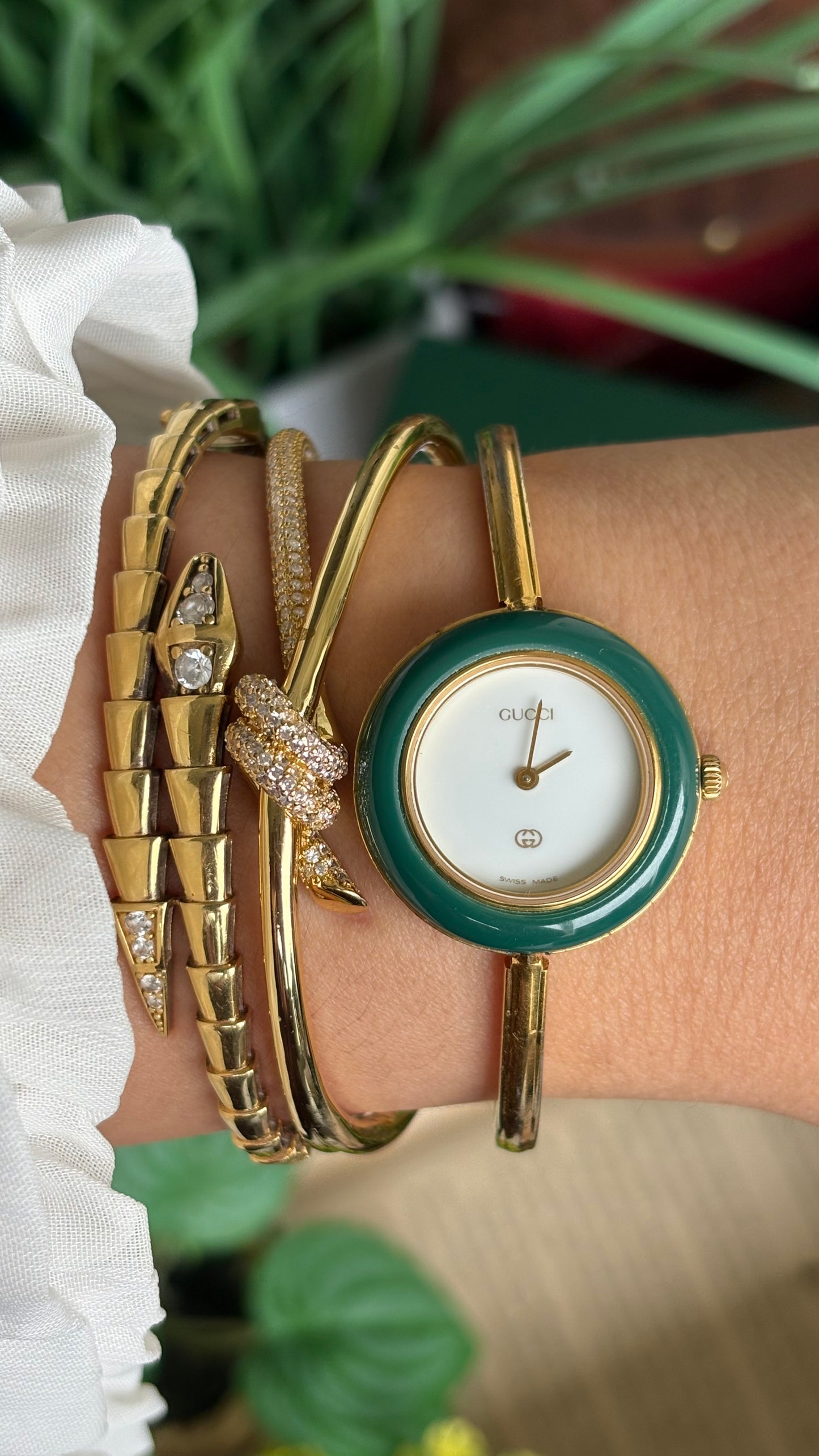 Vintage Gucci 1100L Interchangeable Bezel Set Bangle Watch in Gold Tone