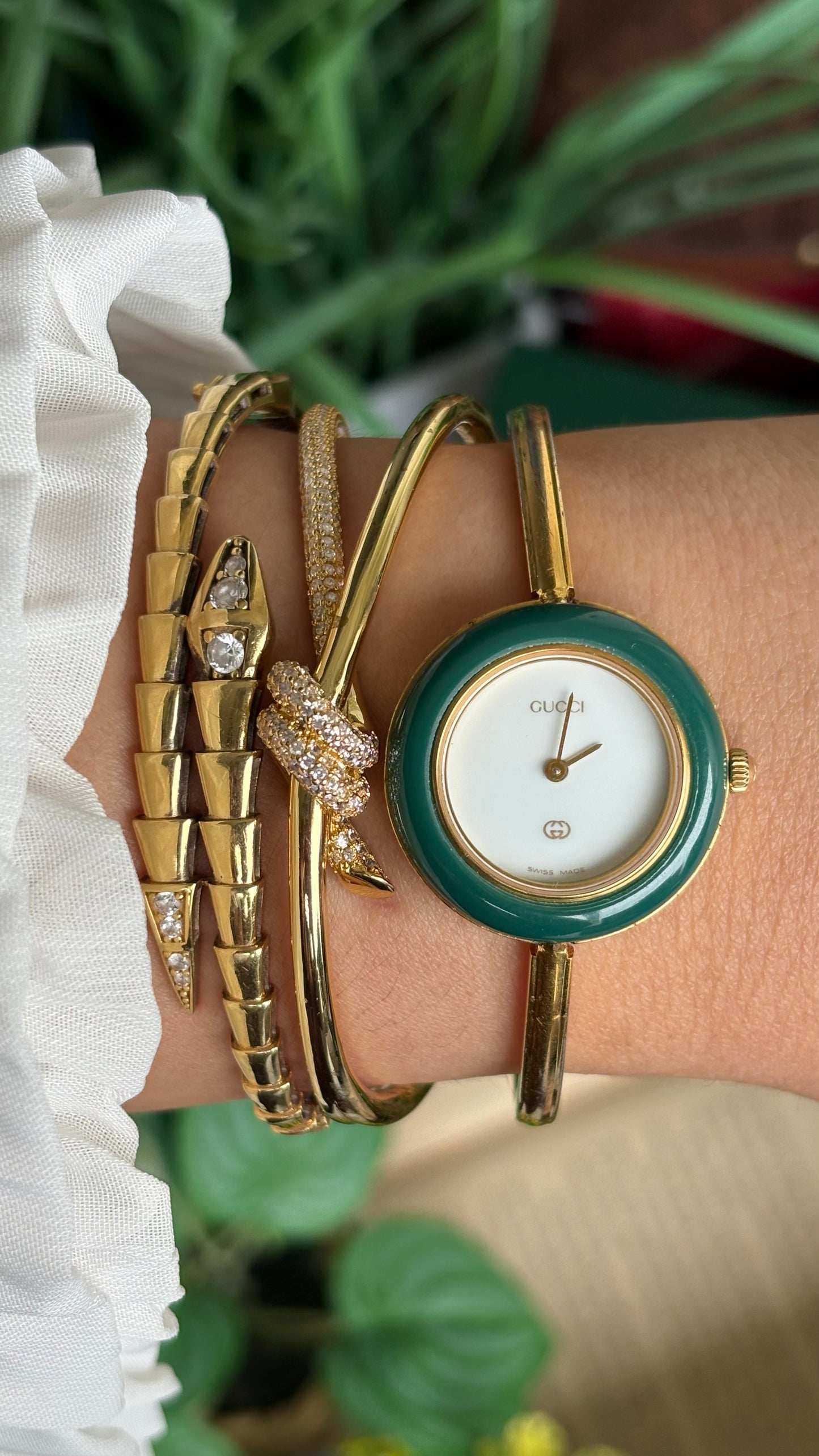 Vintage Gucci 1100L Interchangeable Bezel Set Bangle Watch in Gold Tone