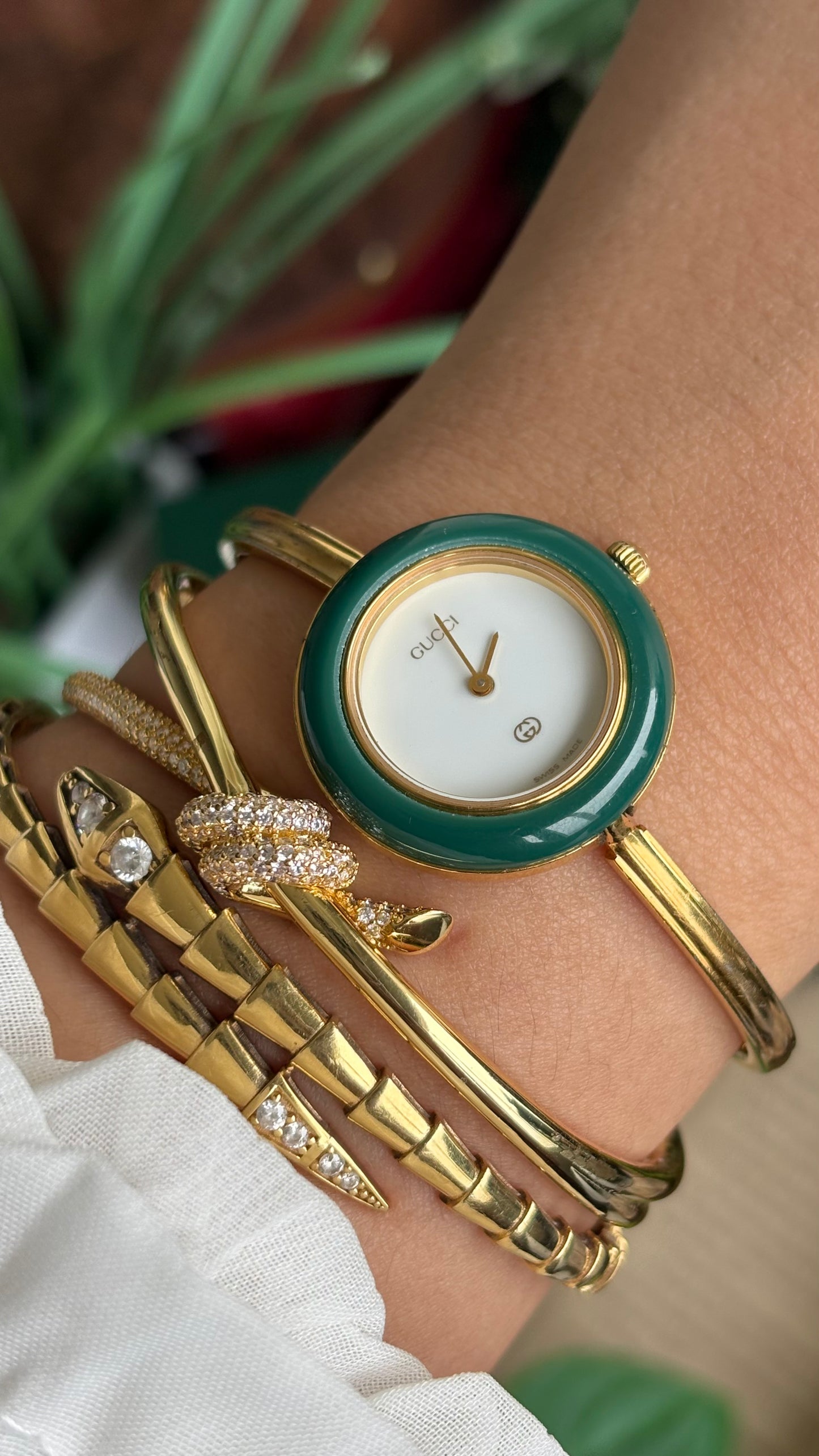 Vintage Gucci 1100L Interchangeable Bezel Set Bangle Watch in Gold Tone
