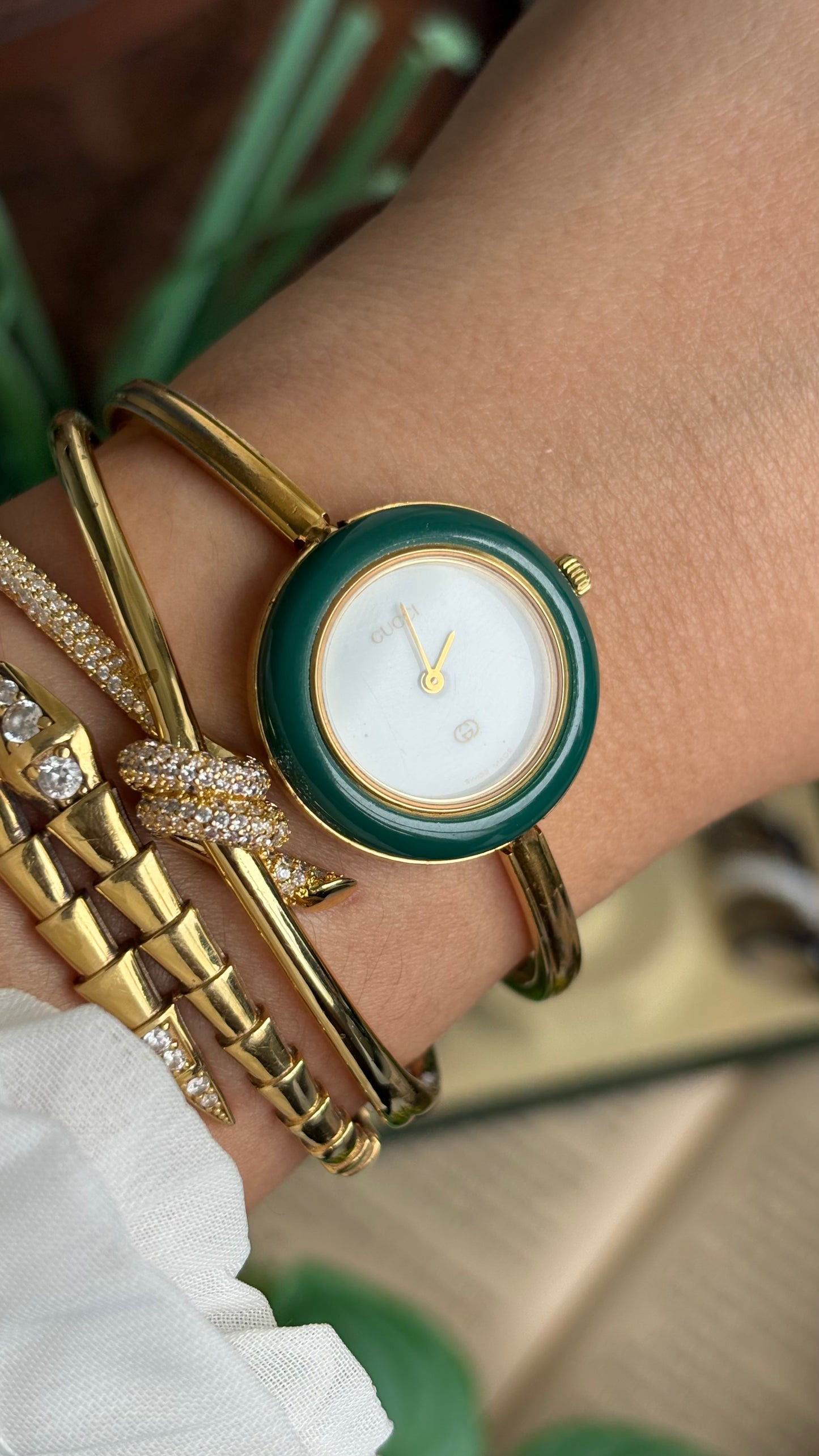 Vintage Gucci 1100L Interchangeable Bezel Set Bangle Watch in Gold Tone