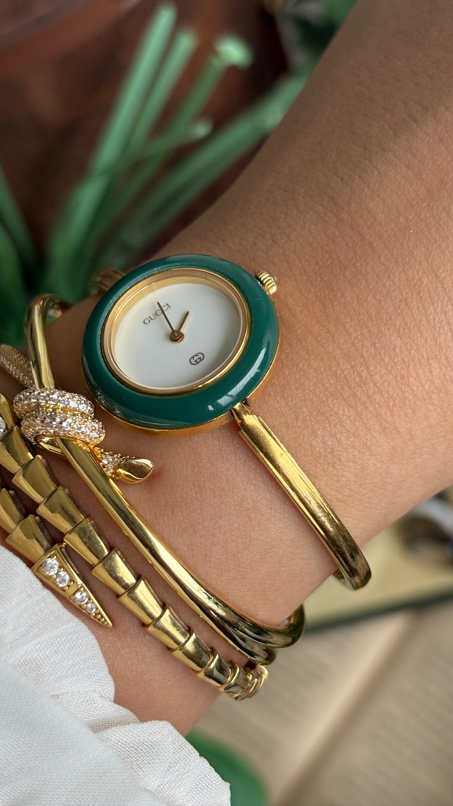 Vintage Gucci 1100L Interchangeable Bezel Set Bangle Watch in Gold Tone