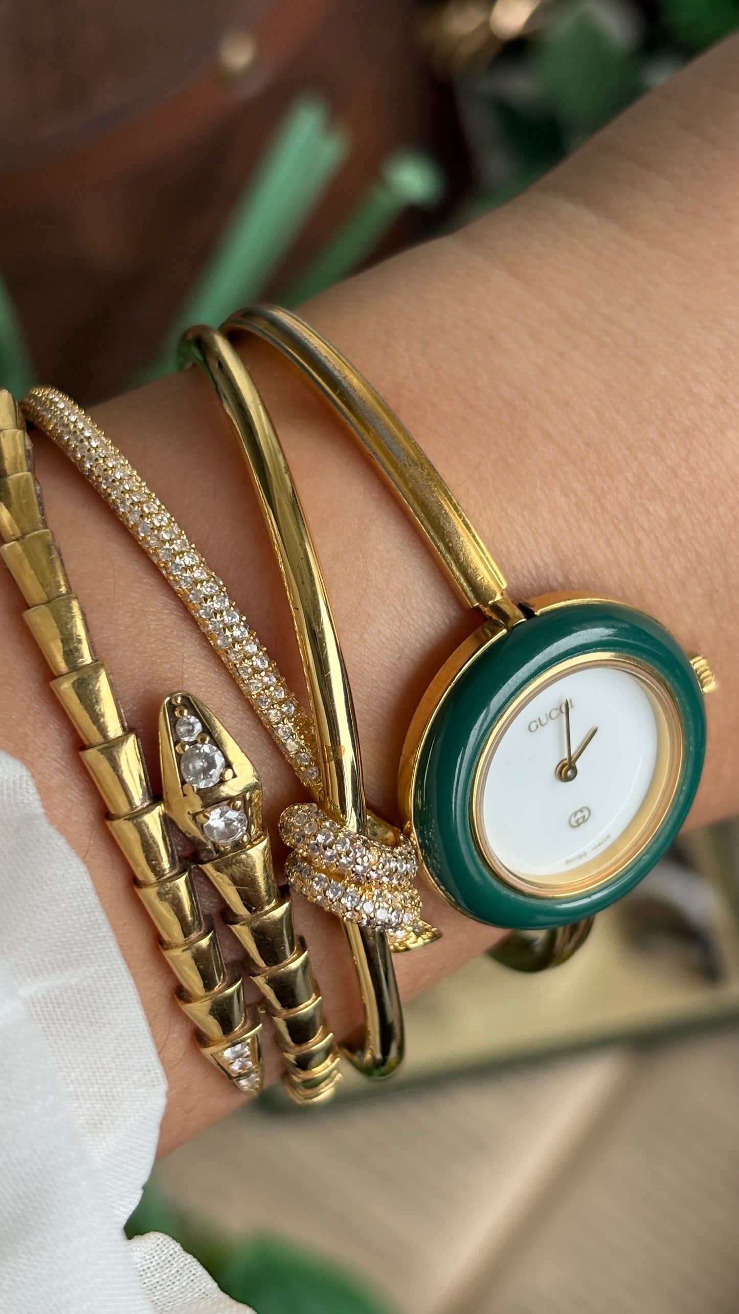 Vintage Gucci 1100L Interchangeable Bezel Set Bangle Watch in Gold Tone