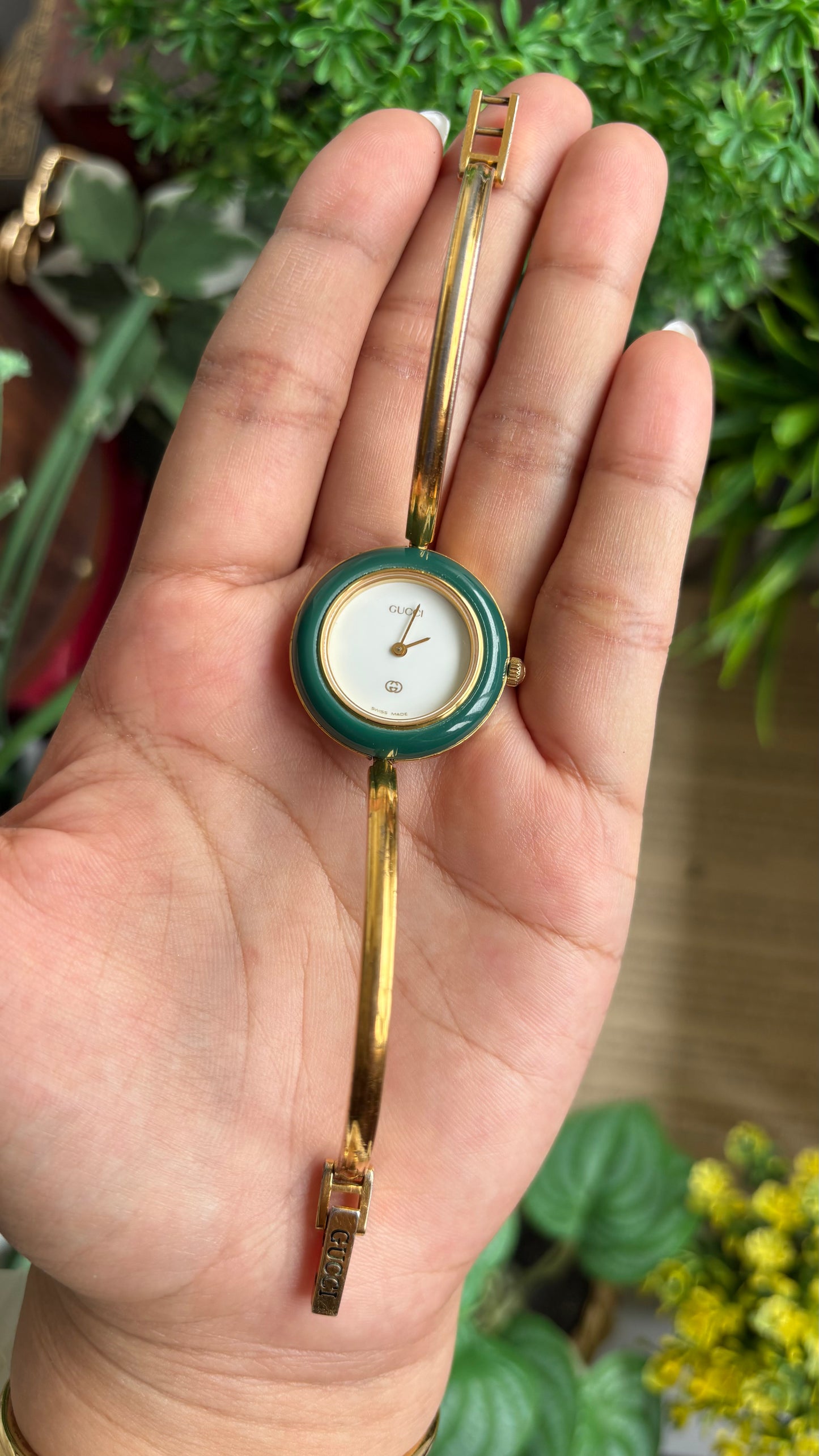 Vintage Gucci 1100L Interchangeable Bezel Set Bangle Watch in Gold Tone