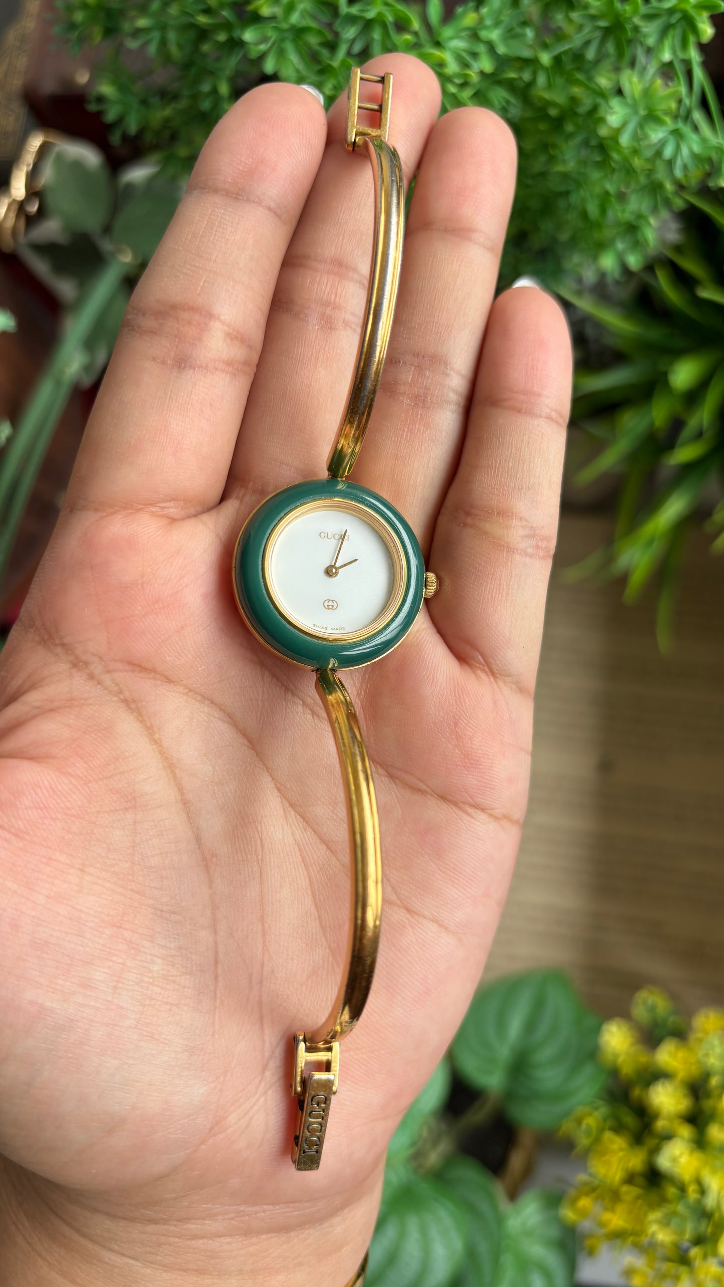Vintage Gucci 1100L Interchangeable Bezel Set Bangle Watch in Gold Tone