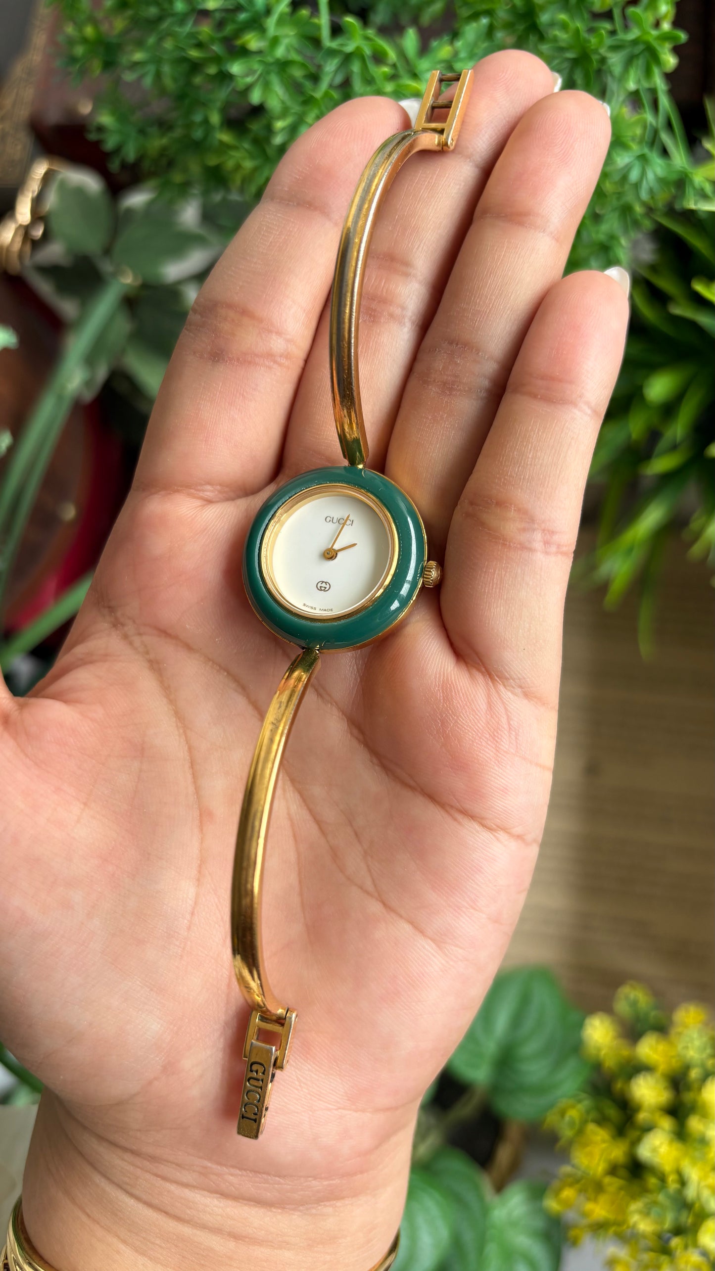 Vintage Gucci 1100L Interchangeable Bezel Set Bangle Watch in Gold Tone