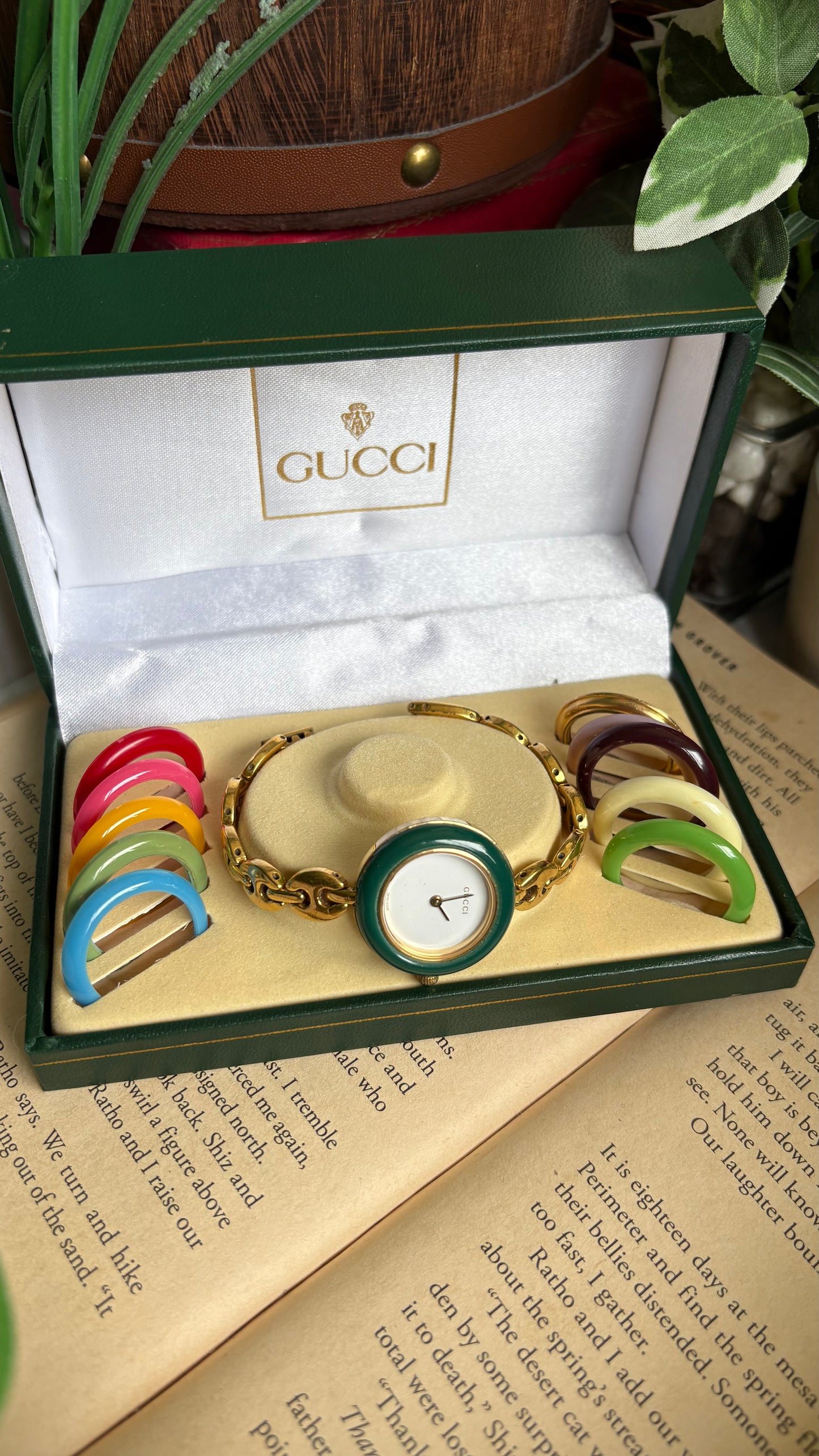 Vintage Gucci 1100L Interchangeable Bezel Set Marina Bracelet Watch in Gold Tone