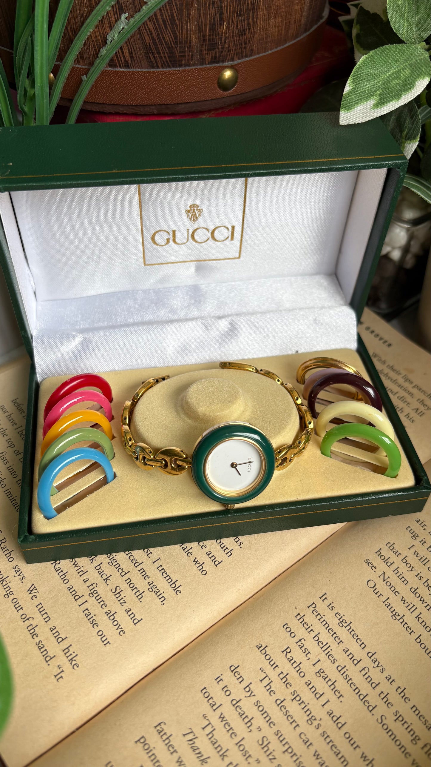 Vintage Gucci 1100L Interchangeable Bezel Set Marina Bracelet Watch in Gold Tone
