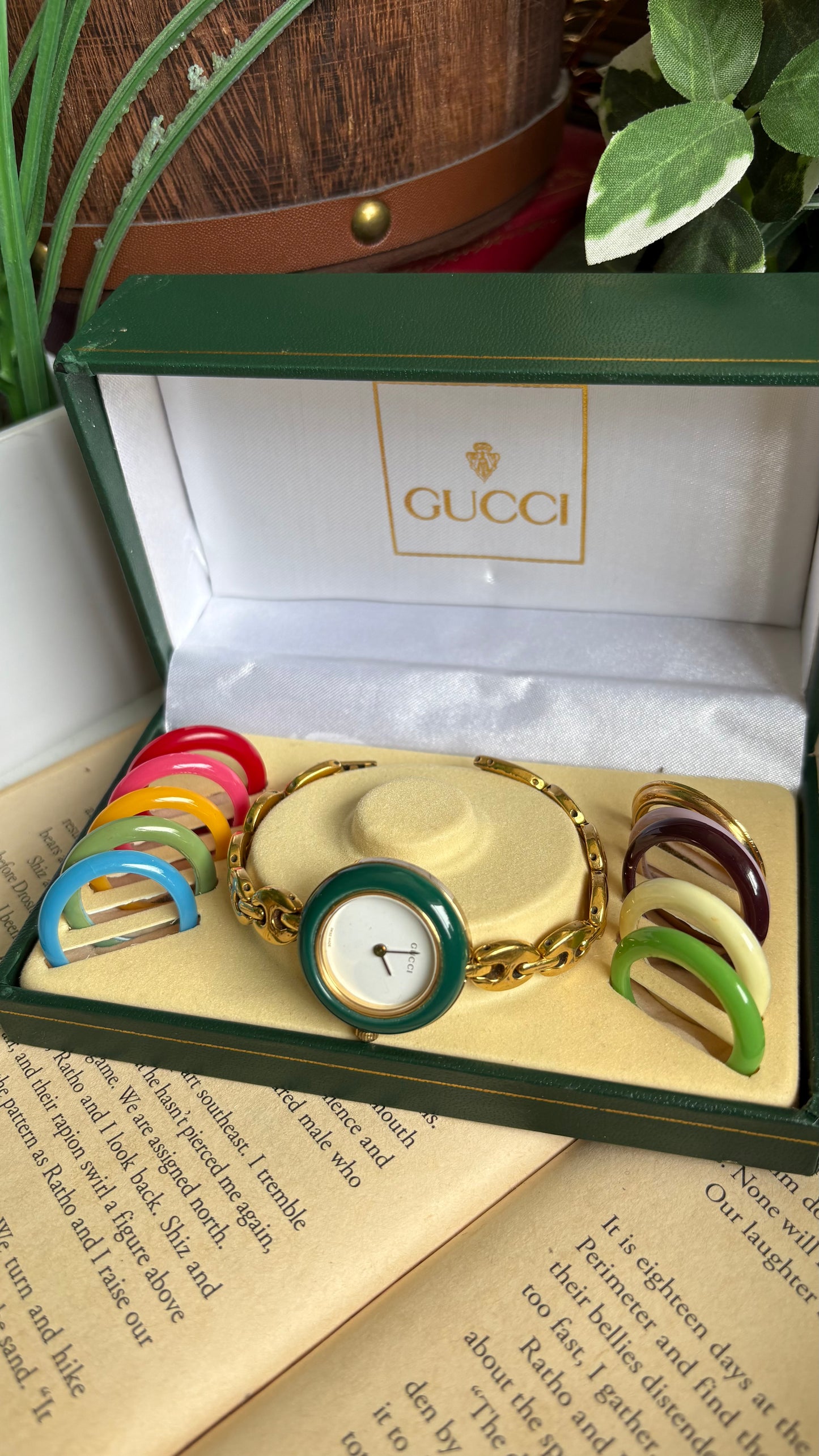 Vintage Gucci 1100L Interchangeable Bezel Set Marina Bracelet Watch in Gold Tone