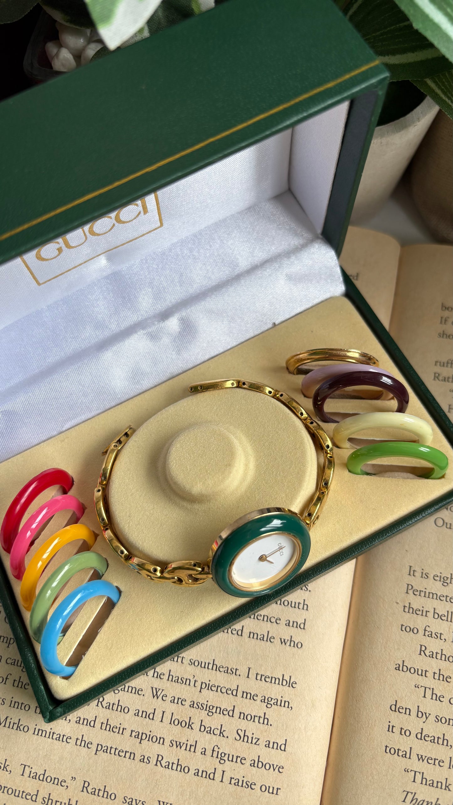 Vintage Gucci 1100L Interchangeable Bezel Set Marina Bracelet Watch in Gold Tone
