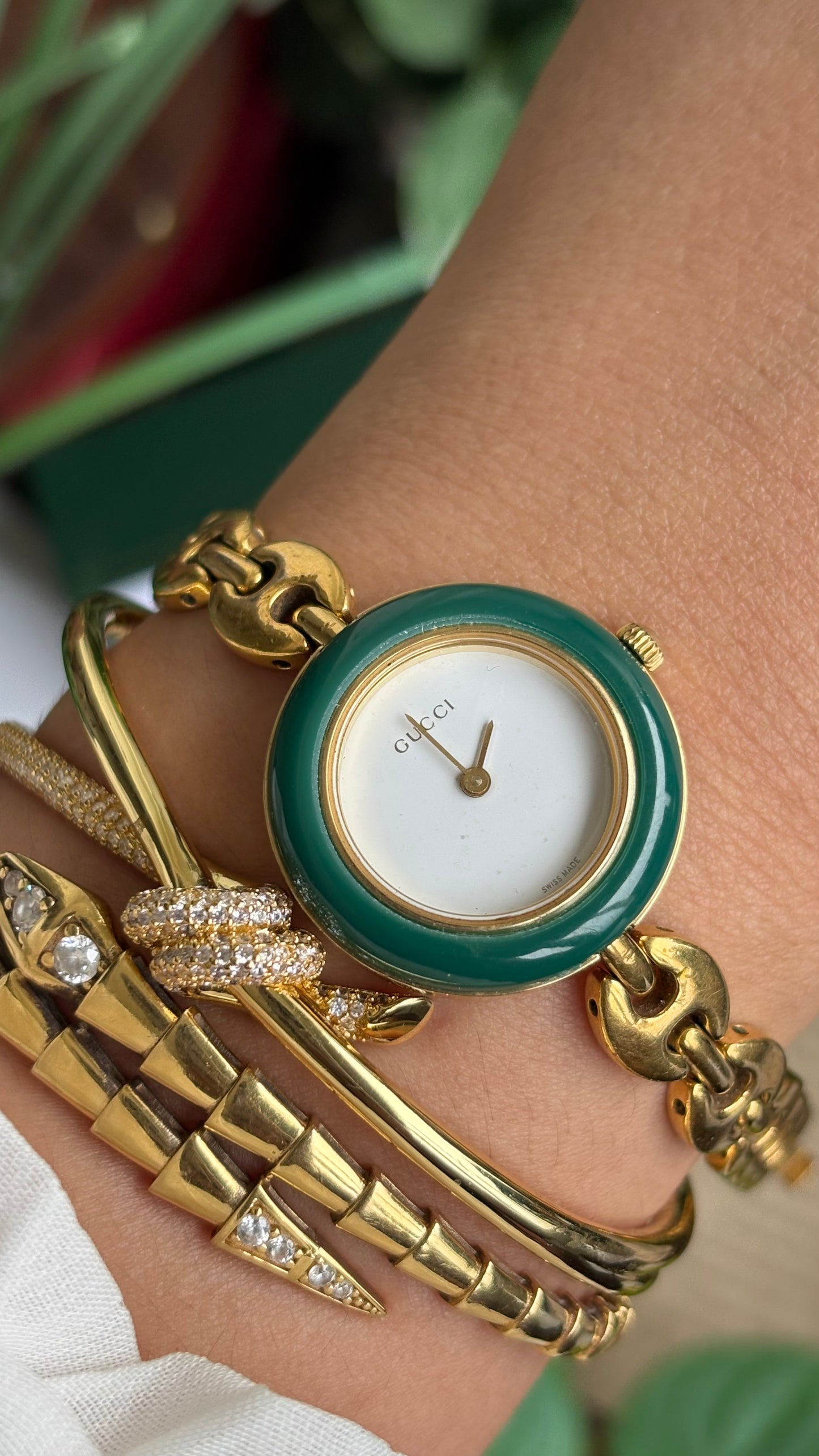 Vintage Gucci 1100L Interchangeable Bezel Set Marina Bracelet Watch in Gold Tone