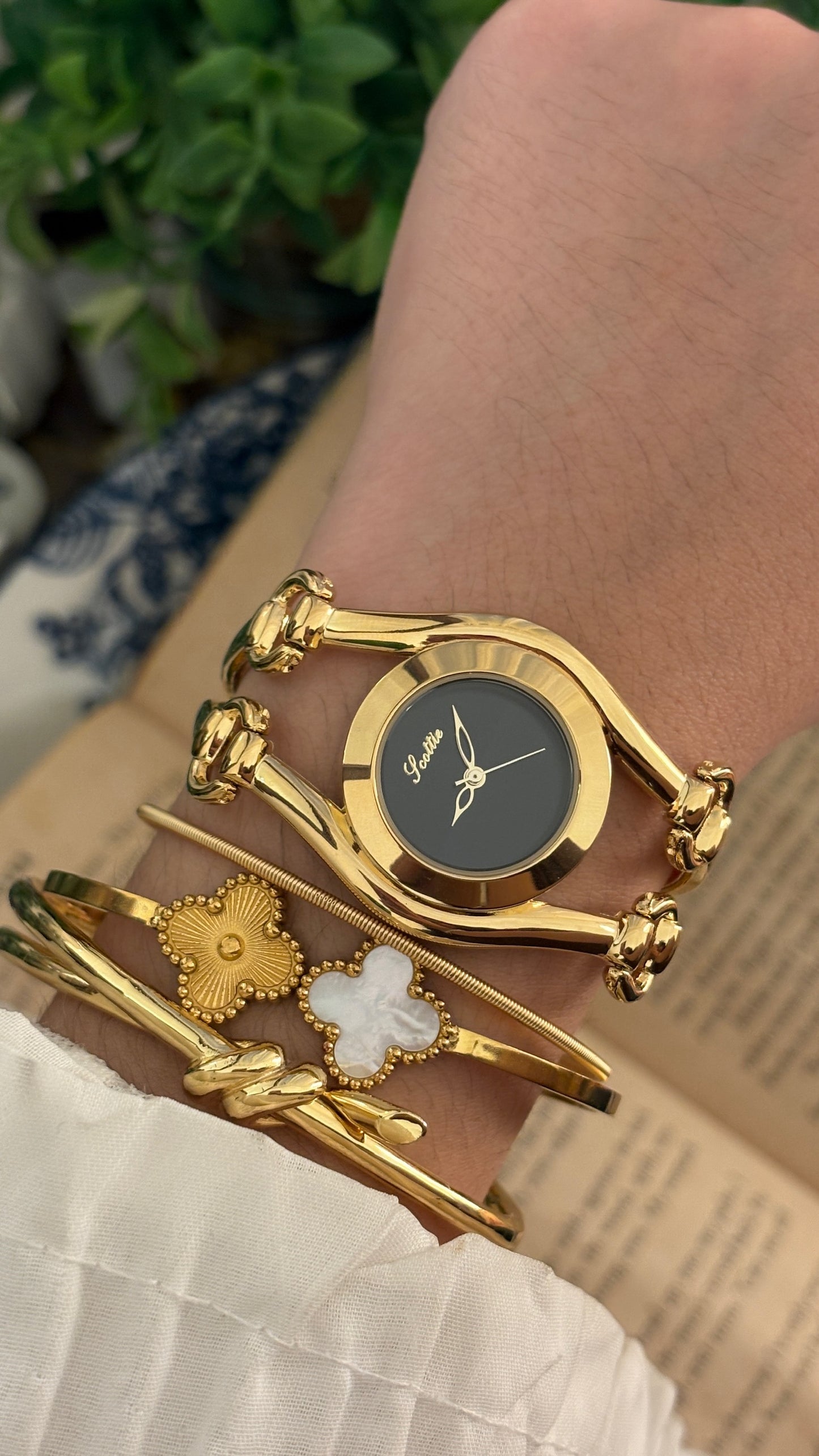 Vintage Scottie Horsebit Black Dial Bracelet Watch in Gold Tone Quartz