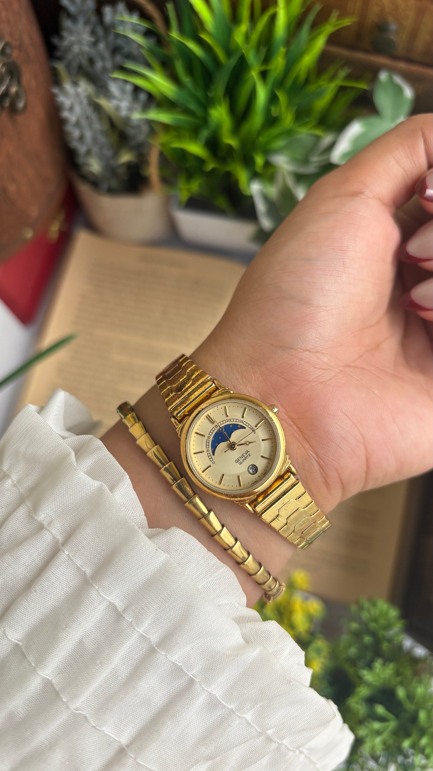Vintage Geneva Watch in Gold Tone Self-adjust with Date Window