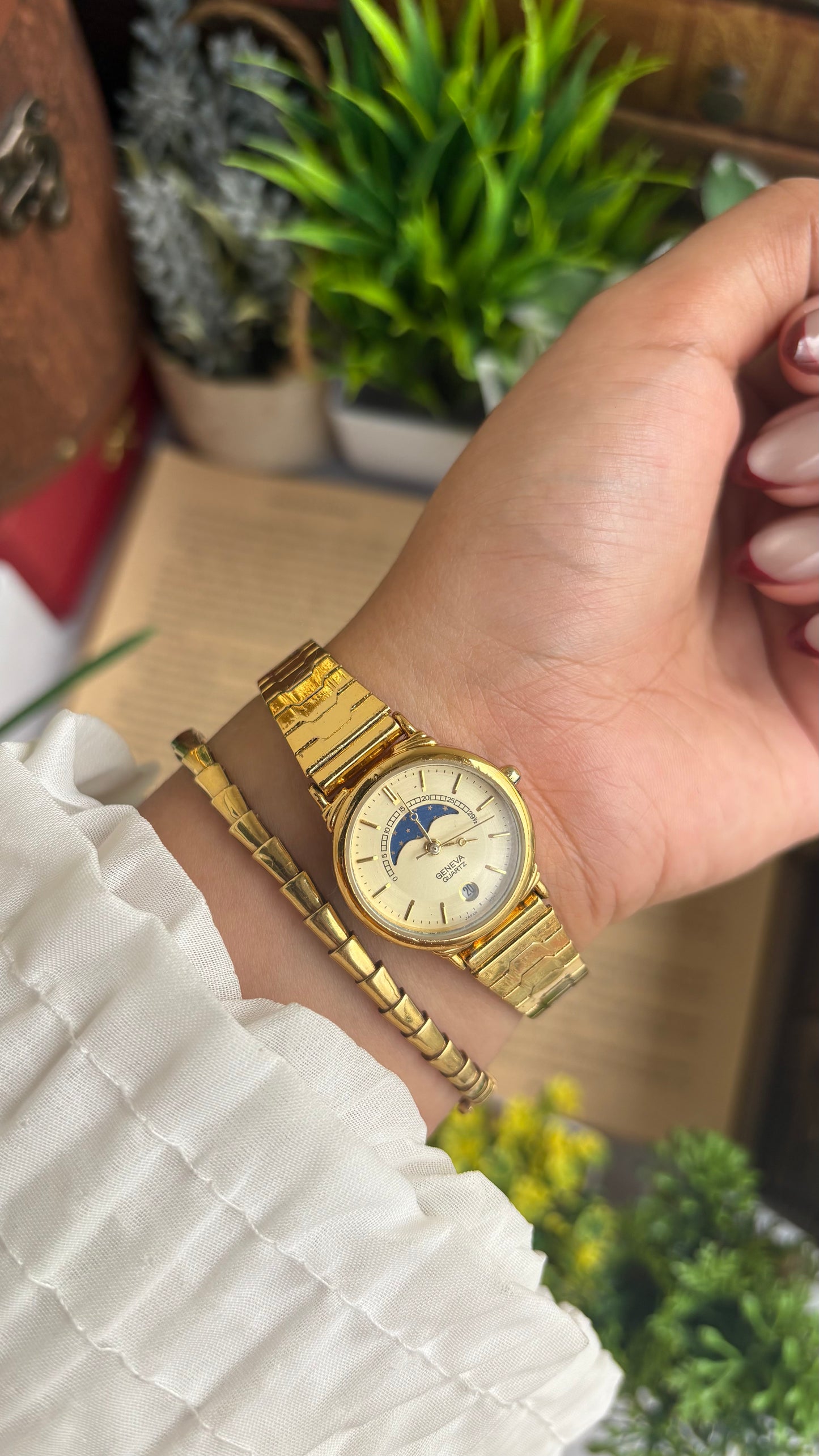 Vintage Geneva Watch in Gold Tone Self-adjust with Date Window