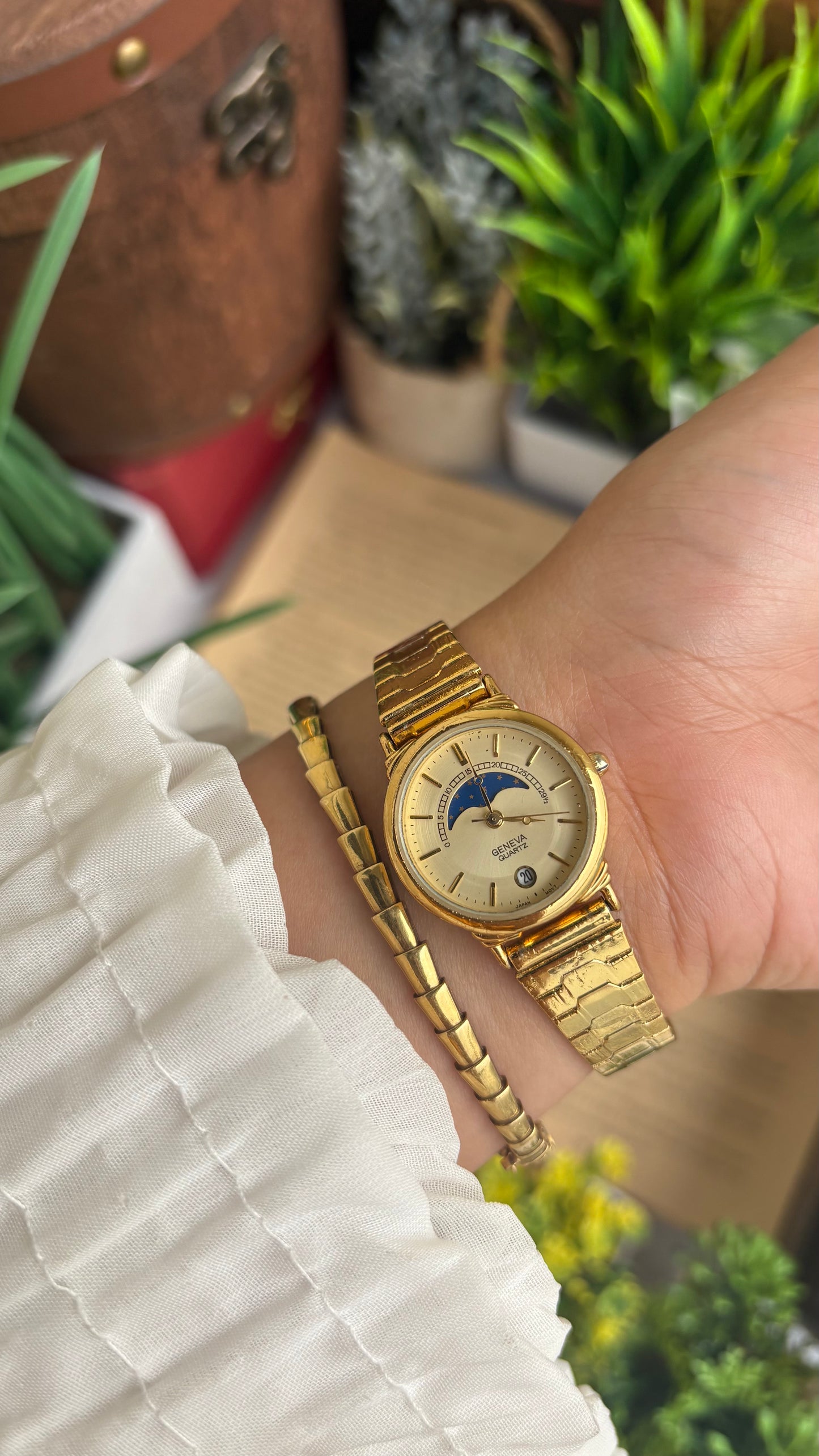 Vintage Geneva Watch in Gold Tone Self-adjust with Date Window