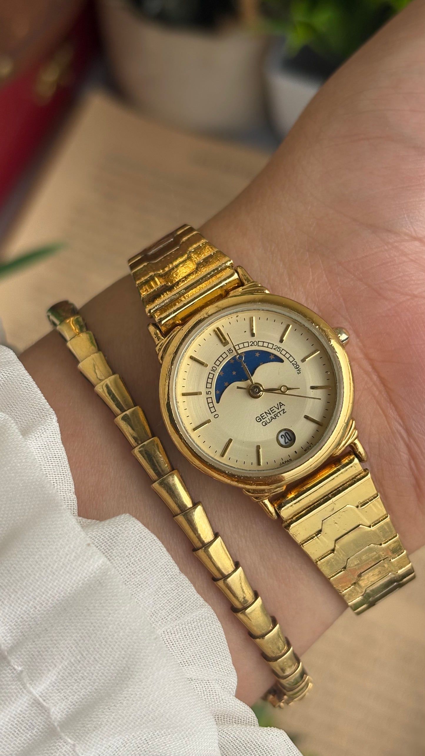 Vintage Geneva Watch in Gold Tone Self-adjust with Date Window