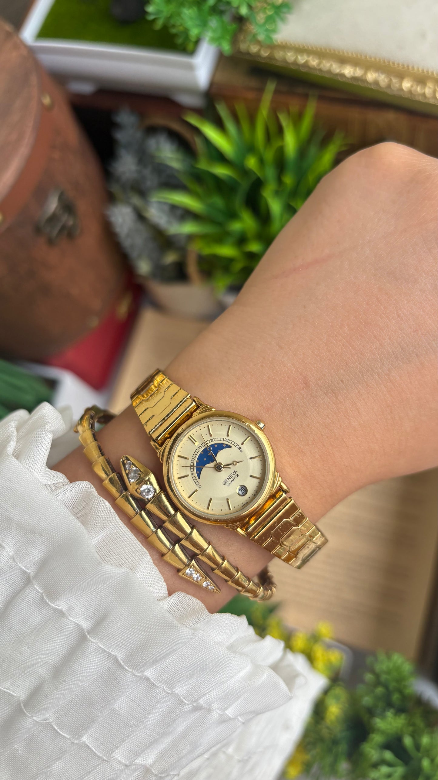Vintage Geneva Watch in Gold Tone Self-adjust with Date Window