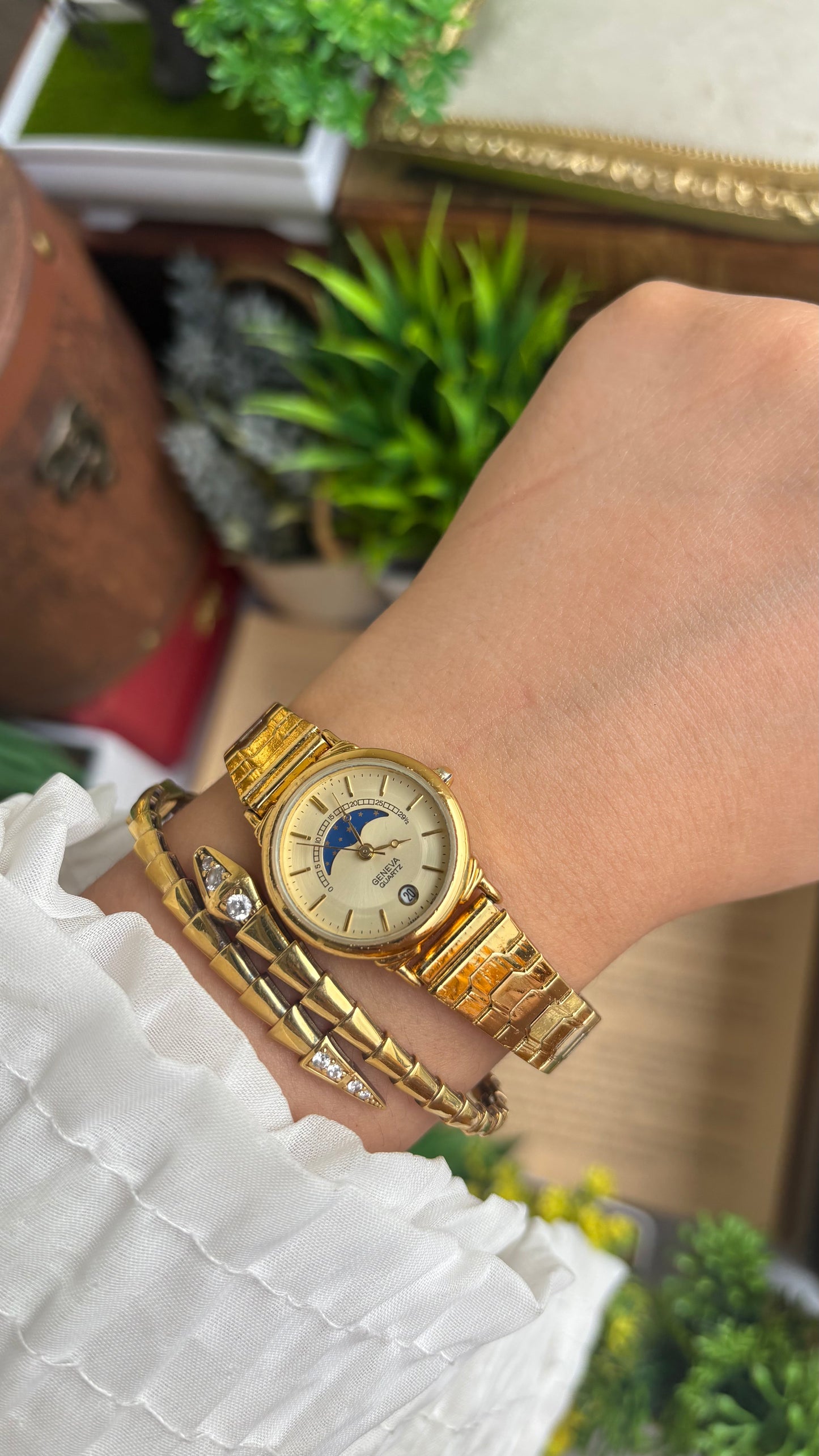 Vintage Geneva Watch in Gold Tone Self-adjust with Date Window