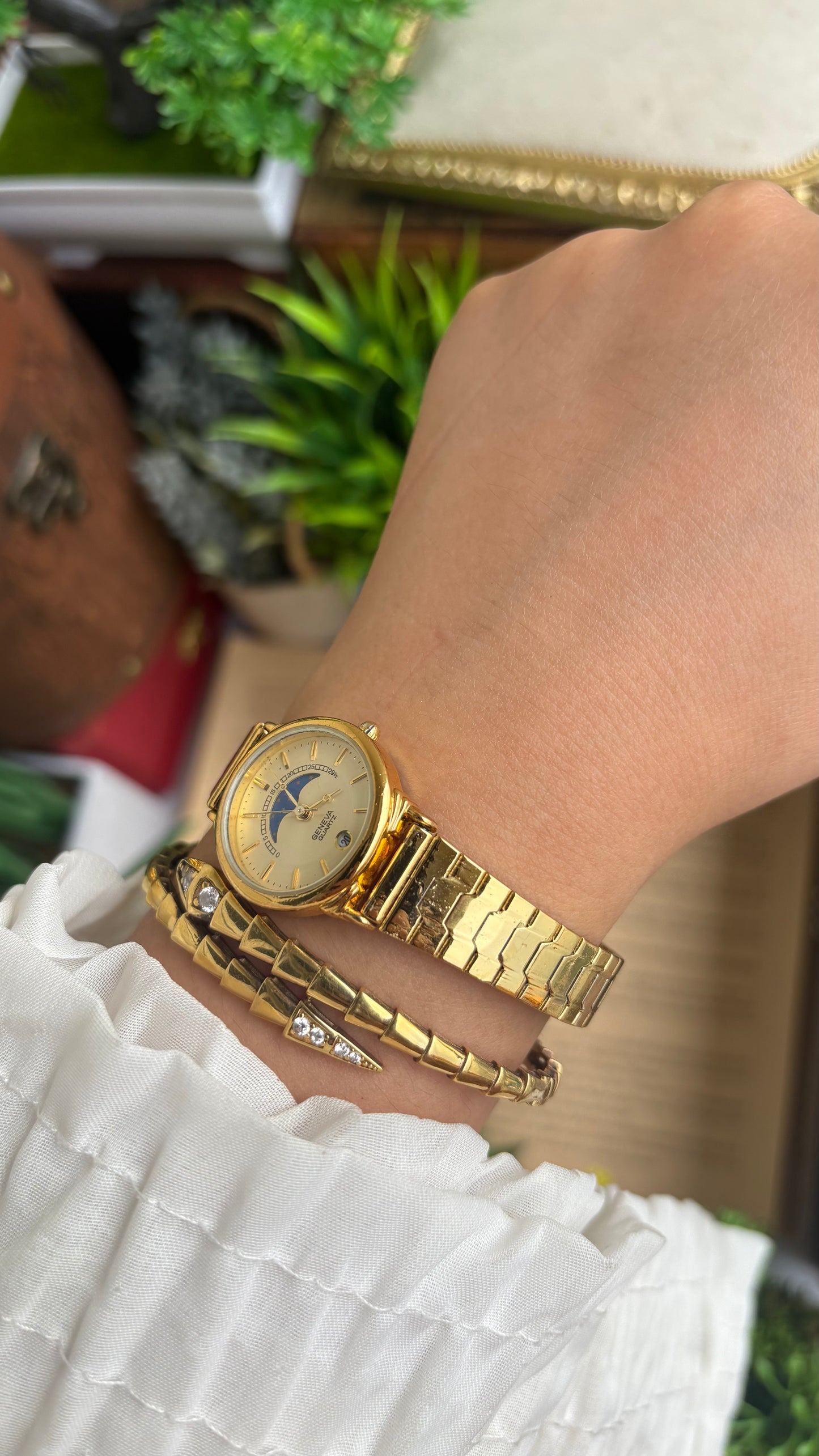 Vintage Geneva Watch in Gold Tone Self-adjust with Date Window
