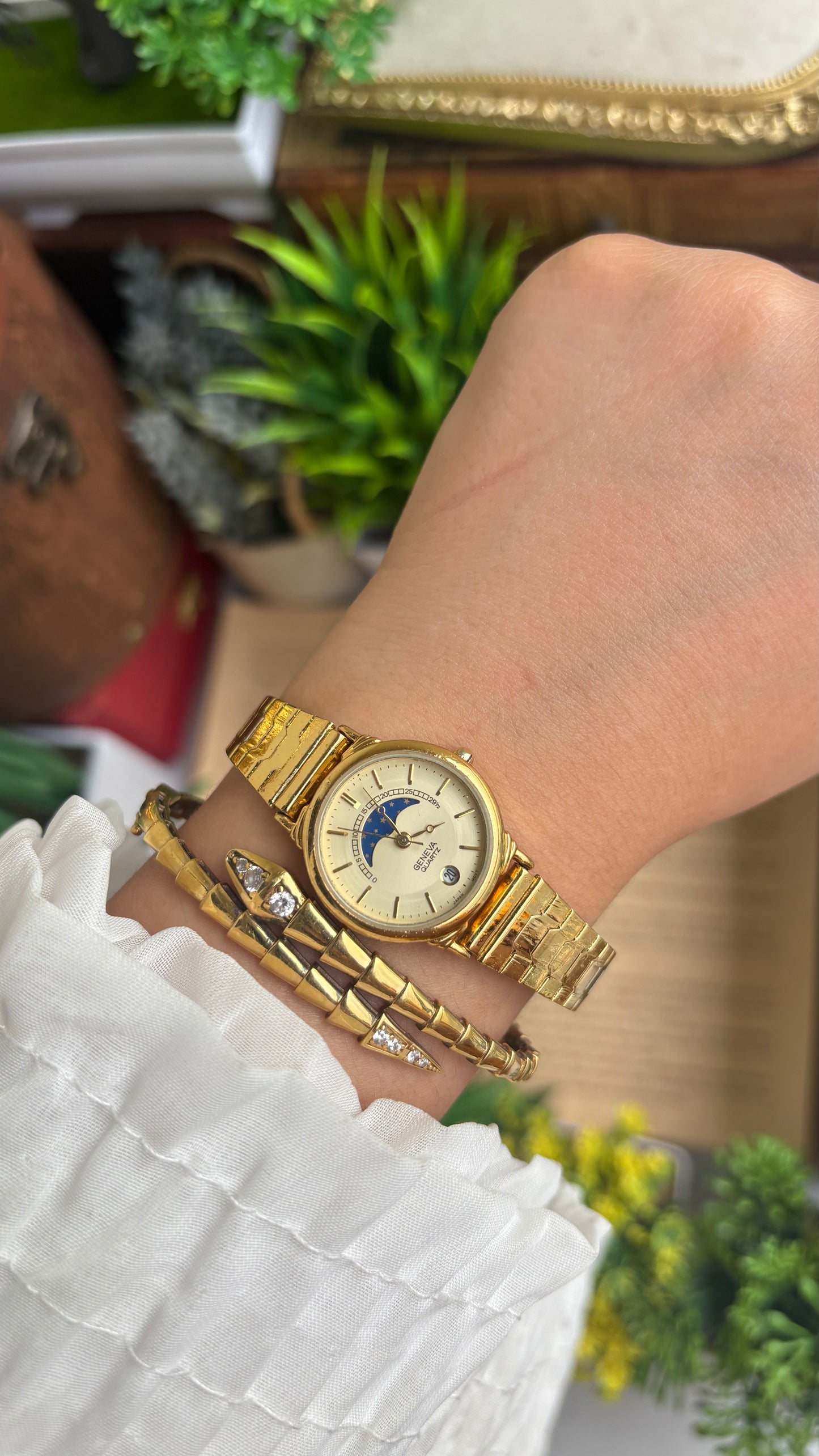 Vintage Geneva Watch in Gold Tone Self-adjust with Date Window