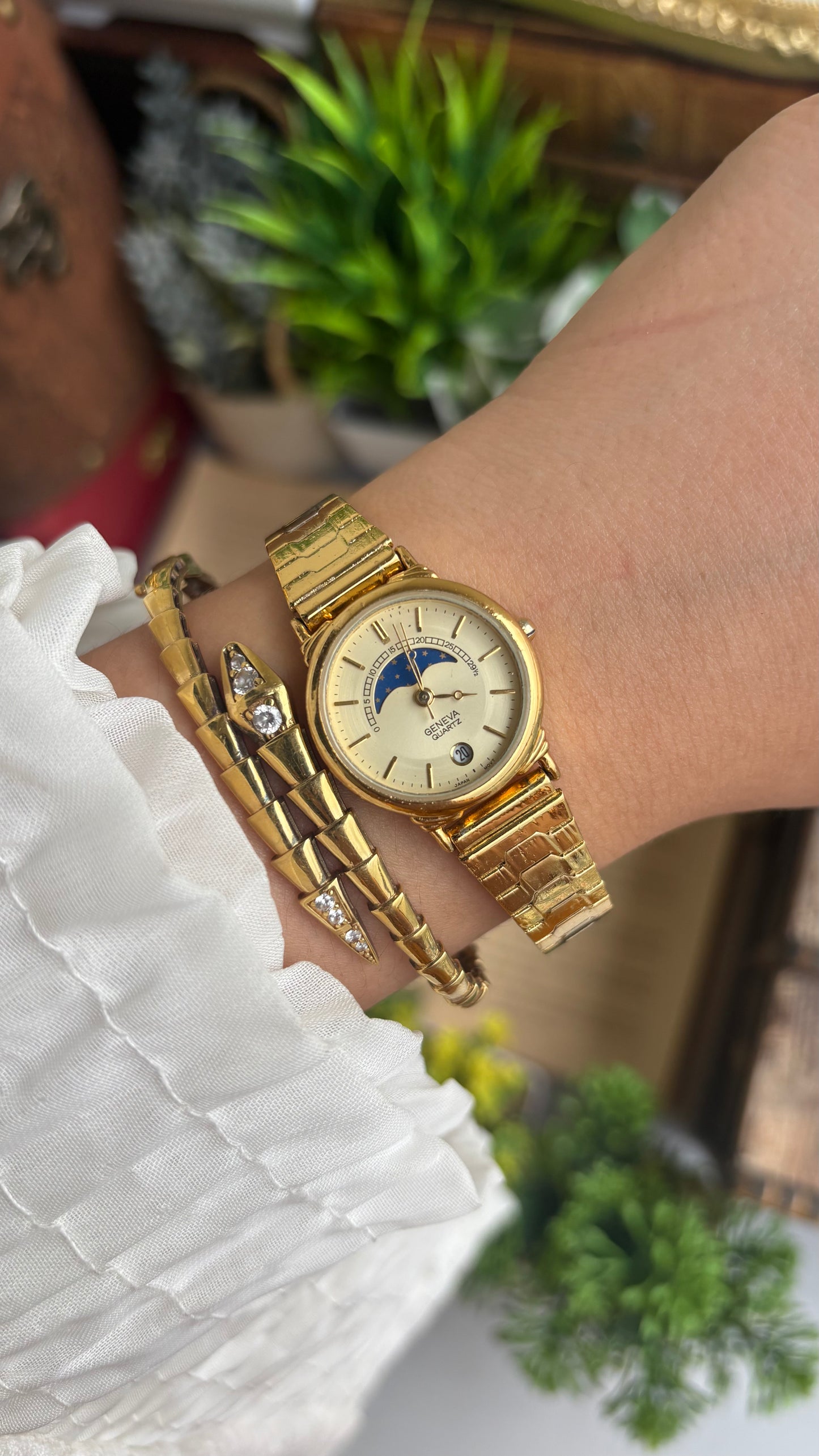 Vintage Geneva Watch in Gold Tone Self-adjust with Date Window