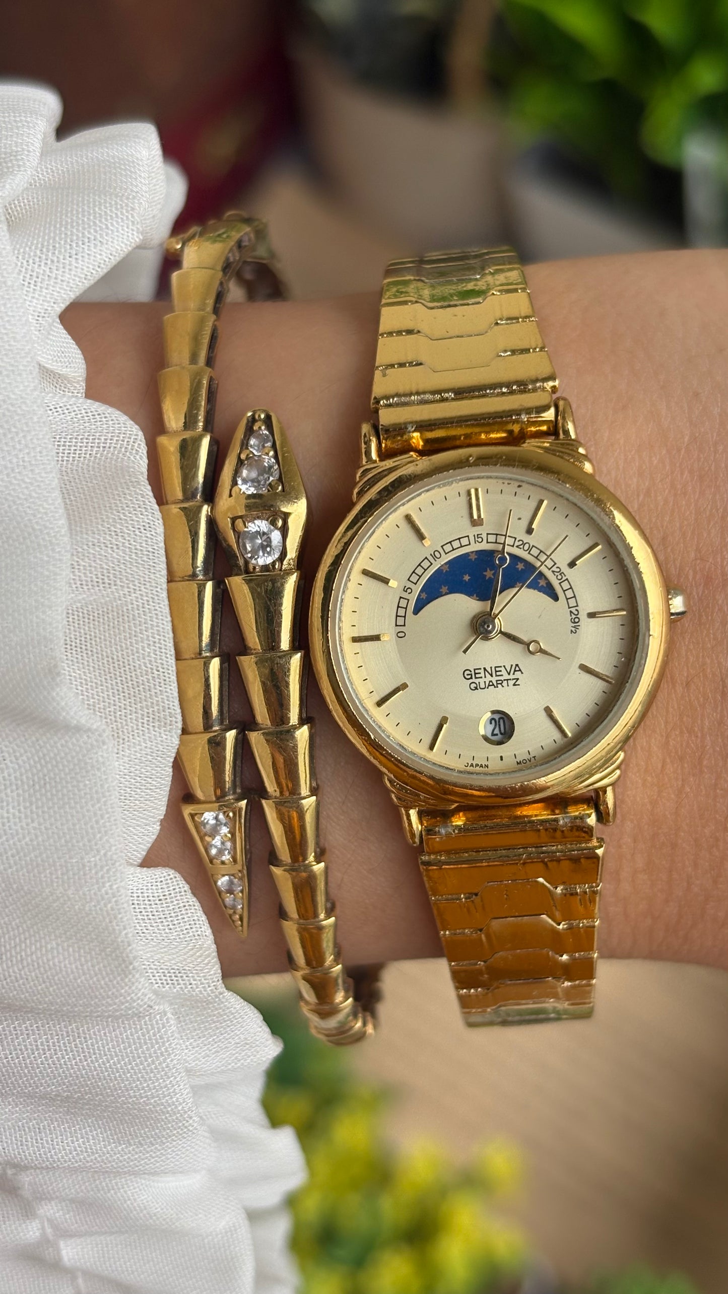 Vintage Geneva Watch in Gold Tone Self-adjust with Date Window