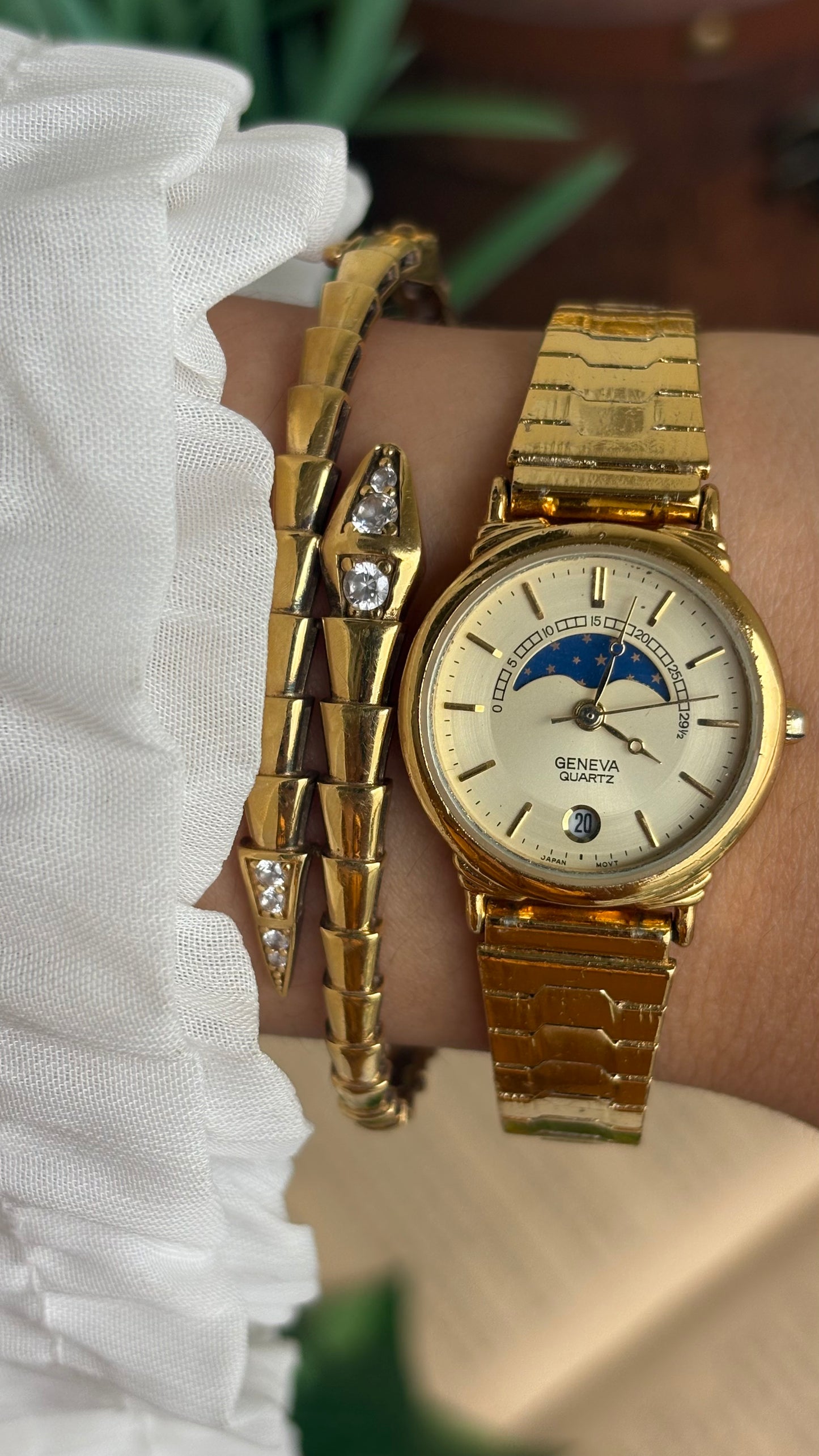 Vintage Geneva Watch in Gold Tone Self-adjust with Date Window