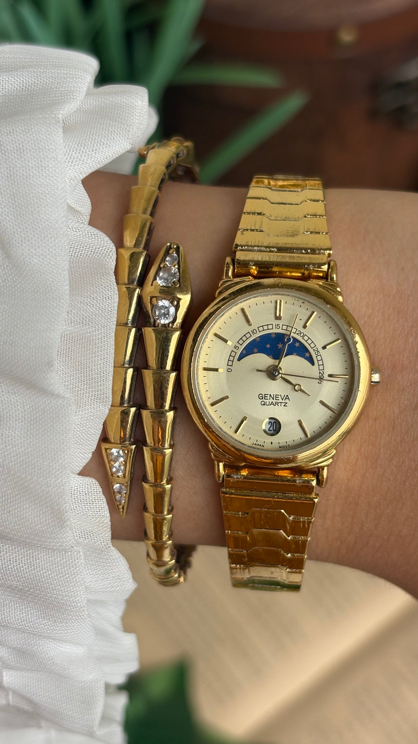 Vintage Geneva Watch in Gold Tone Self-adjust with Date Window