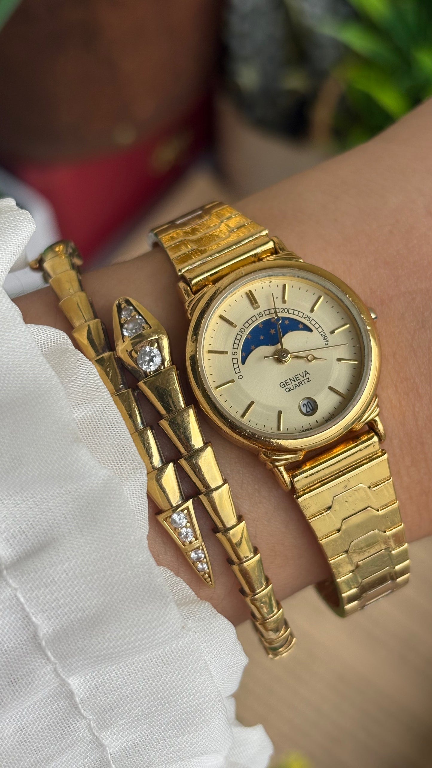 Vintage Geneva Watch in Gold Tone Self-adjust with Date Window