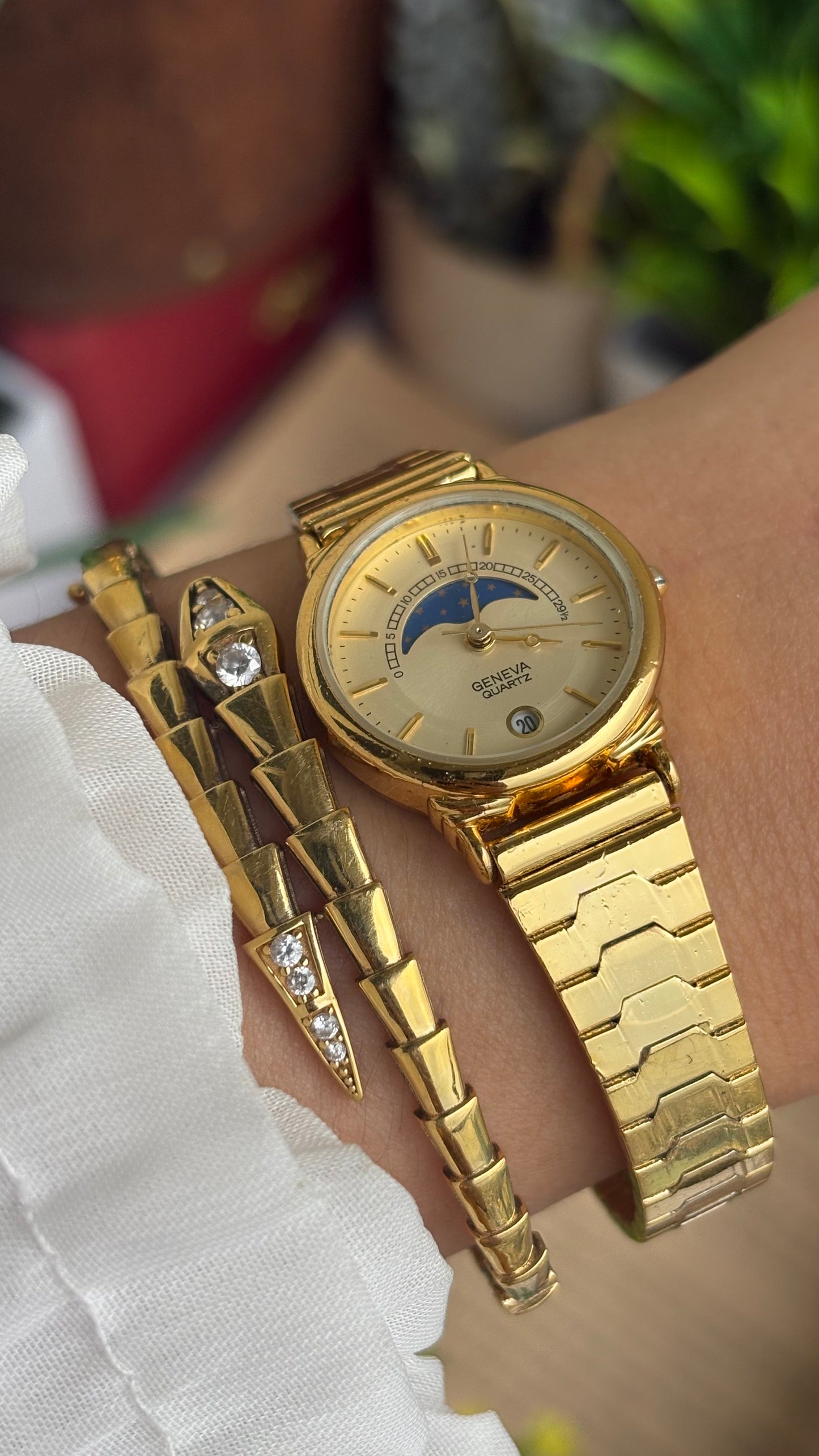 Vintage Geneva Watch in Gold Tone Self-adjust with Date Window