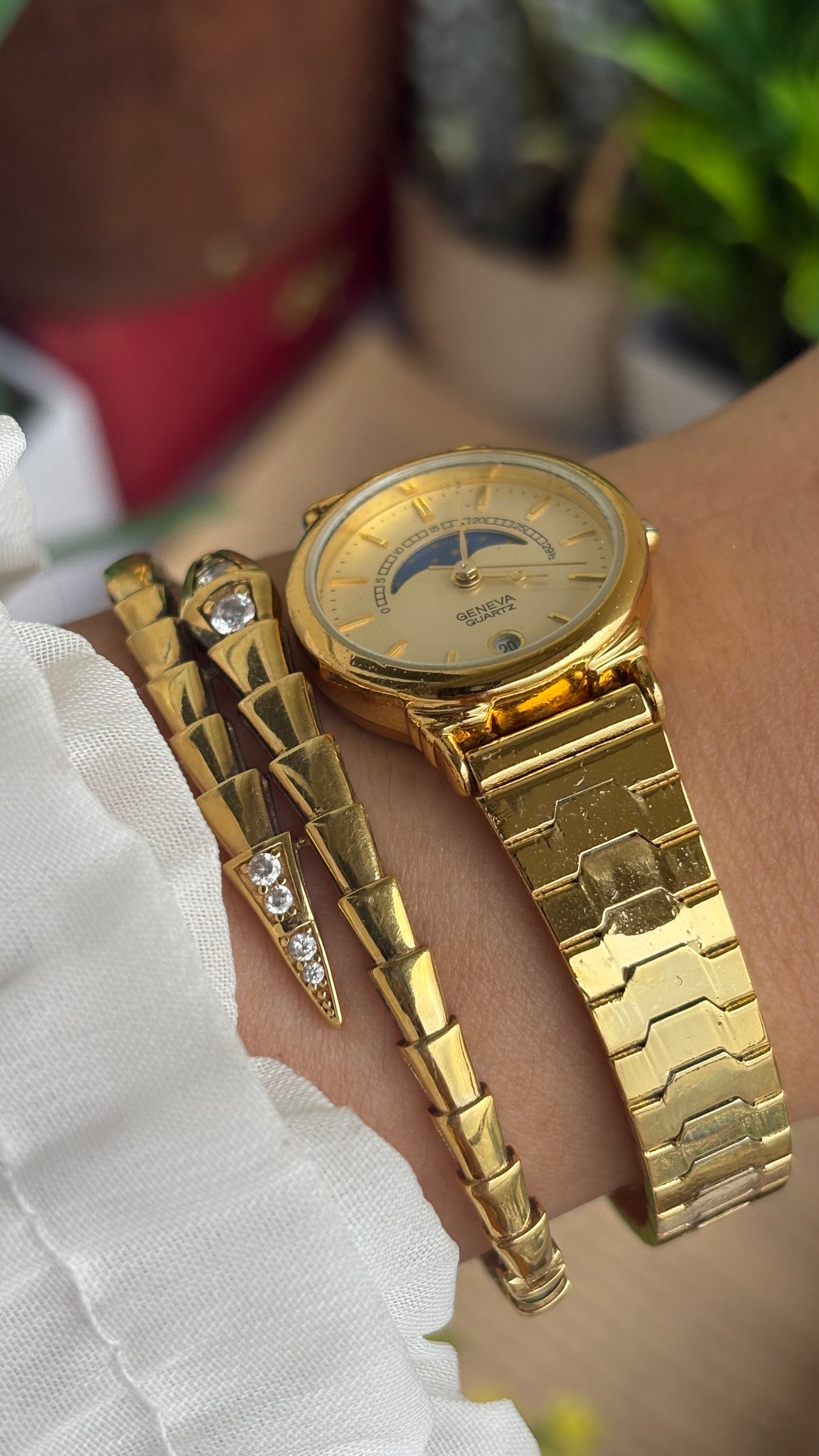 Vintage Geneva Watch in Gold Tone Self-adjust with Date Window