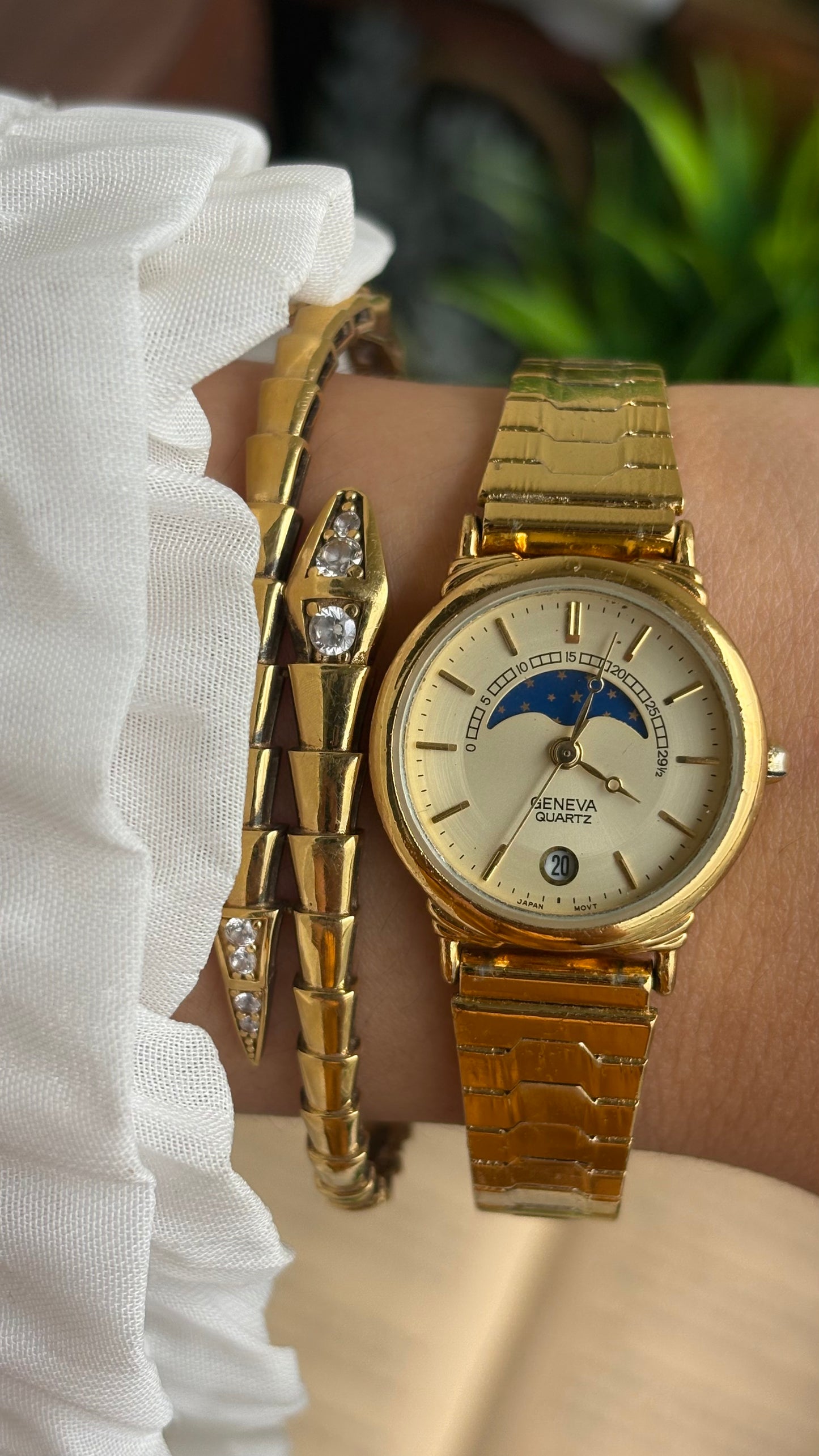 Vintage Geneva Watch in Gold Tone Self-adjust with Date Window